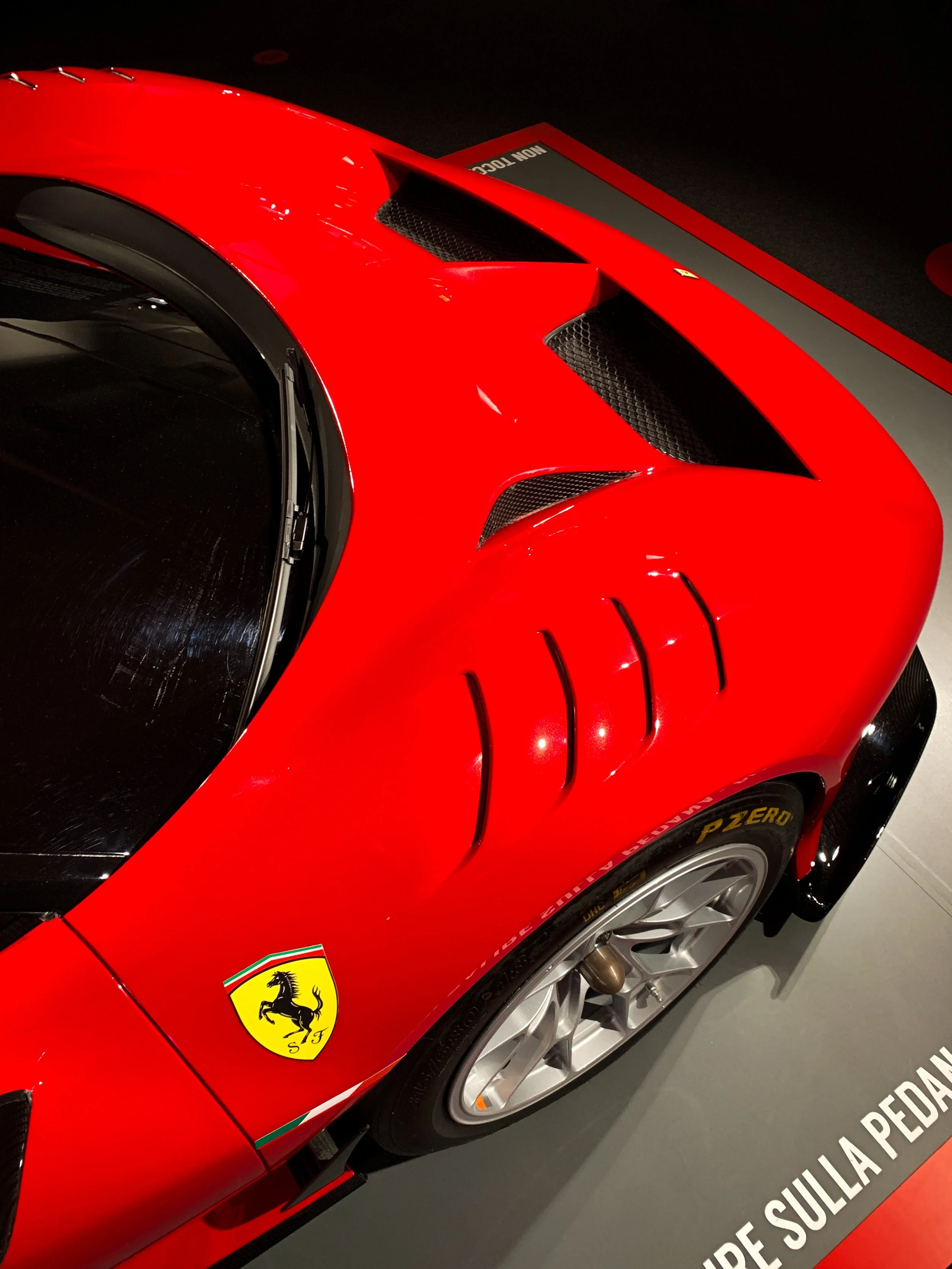 Particolare anteriore di una vettura da corsa rossa Ferrari