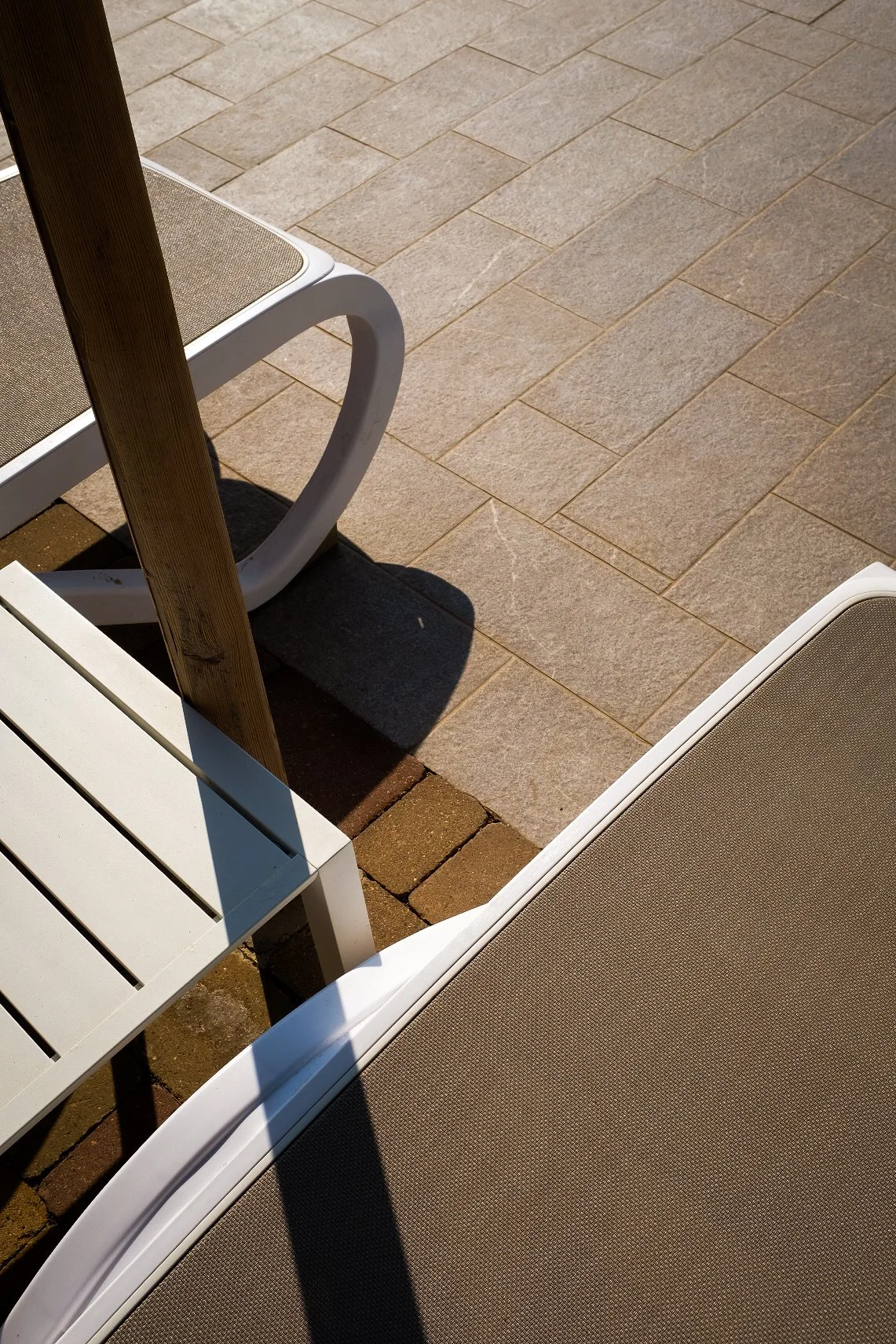 Sedie e tavolo da esterno con pavimento in piastrelle