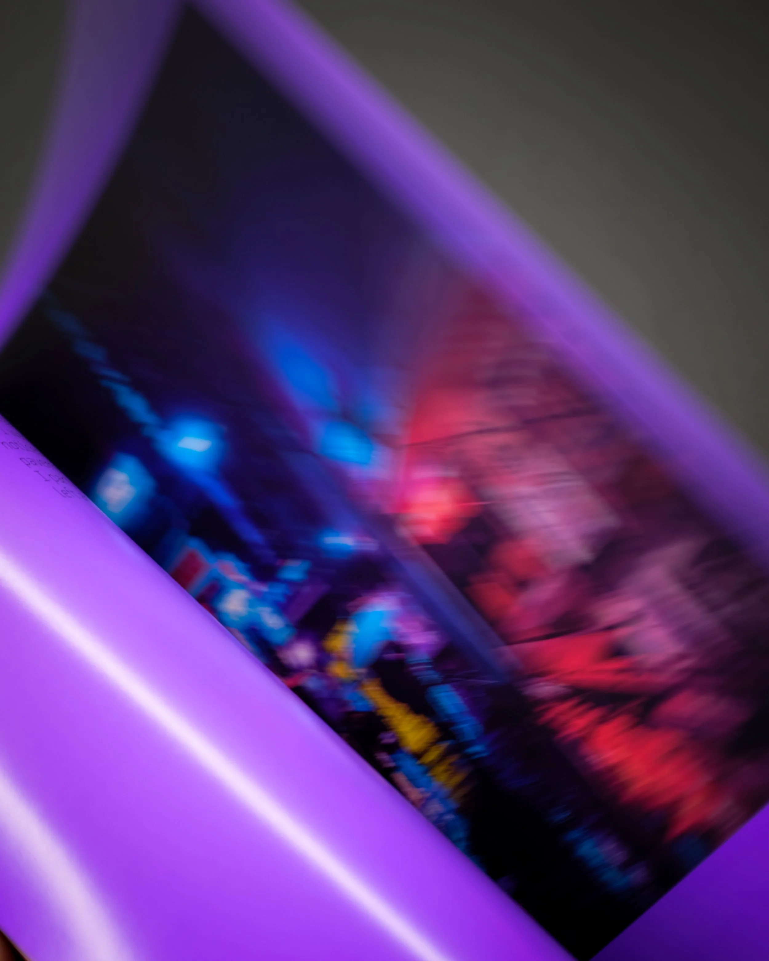 Schermo di smartphone con effetti di luci colorate e riflessi, sfocato.