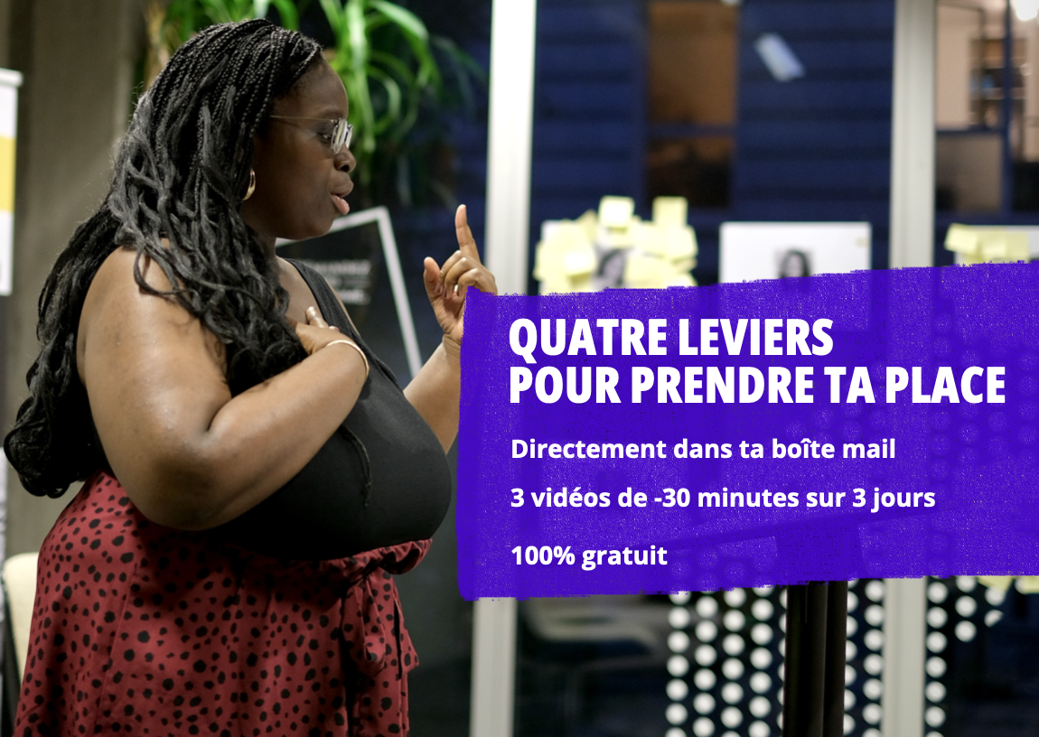 Une femme parlant à une caméra lors d'une présentation ou d'un atelier, avec un panneau violet à côté contenant du texte en français.