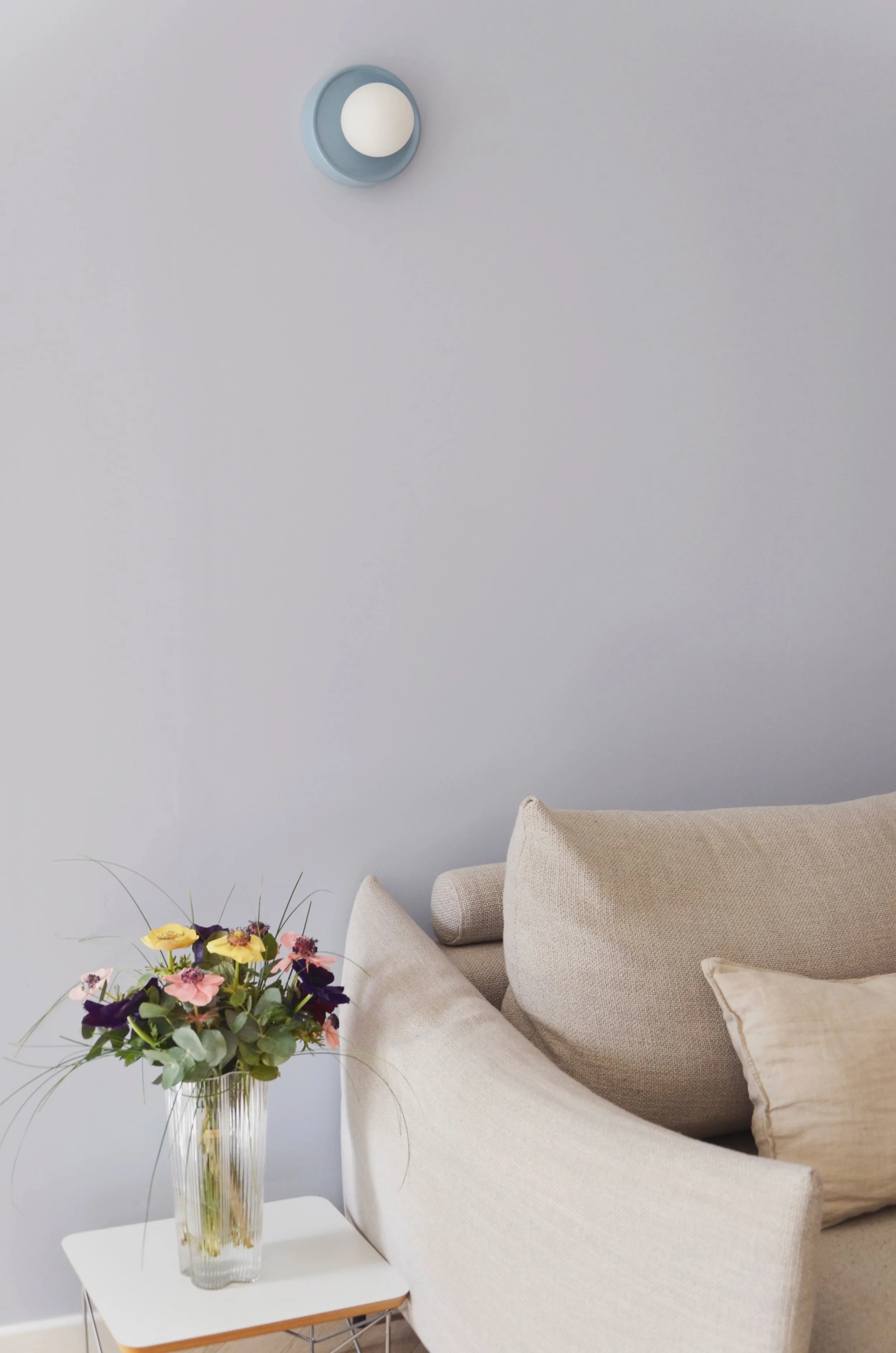 Séjour bleu-gris sur parquet en point de Hongrie, appartement rénové par RODES Studio, architecte d'intérieur à Marseille