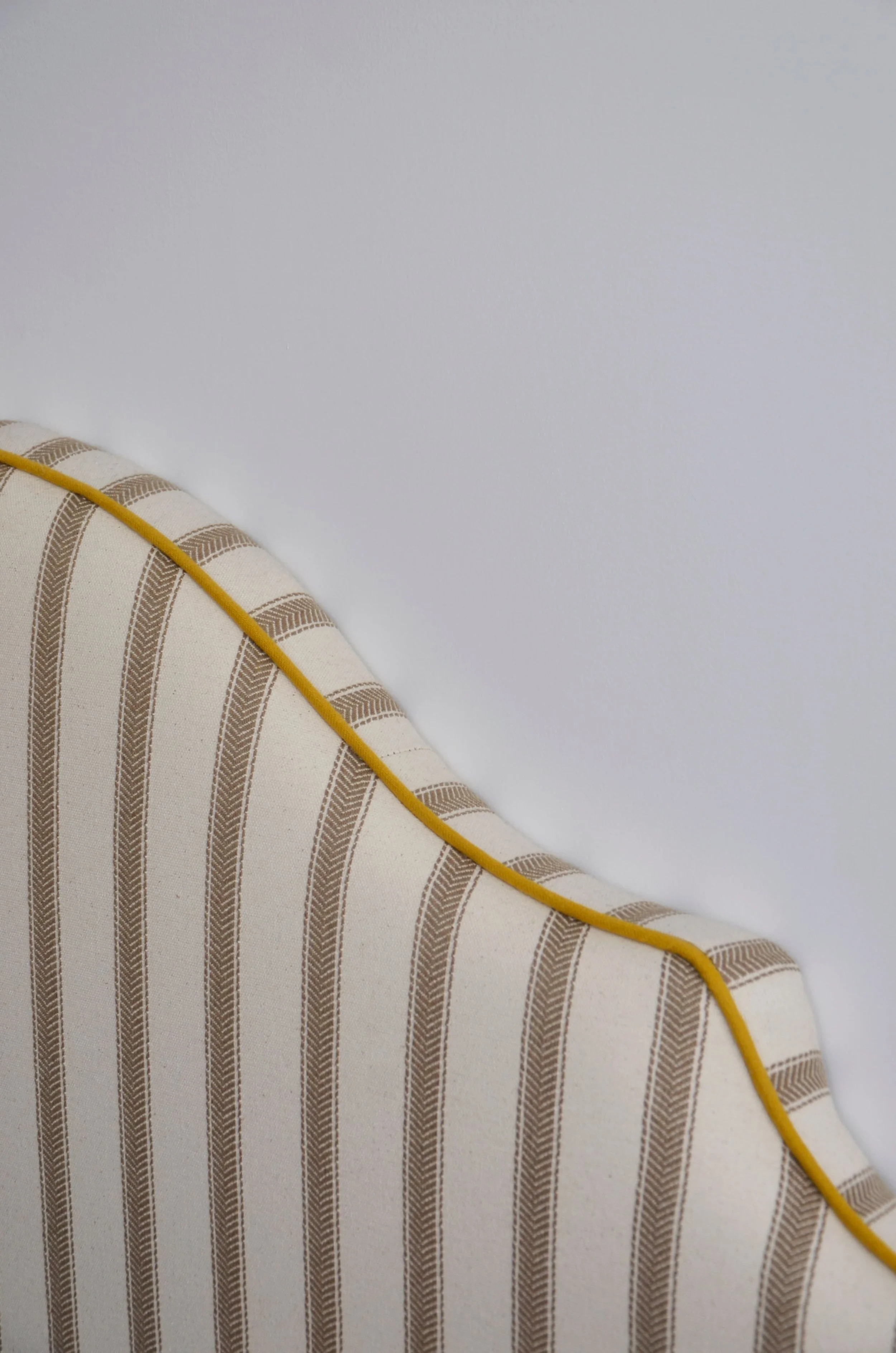 Détail tête de lit rayée passepoil jaune moutarde — chambre parentale Marseille, RODES Studio