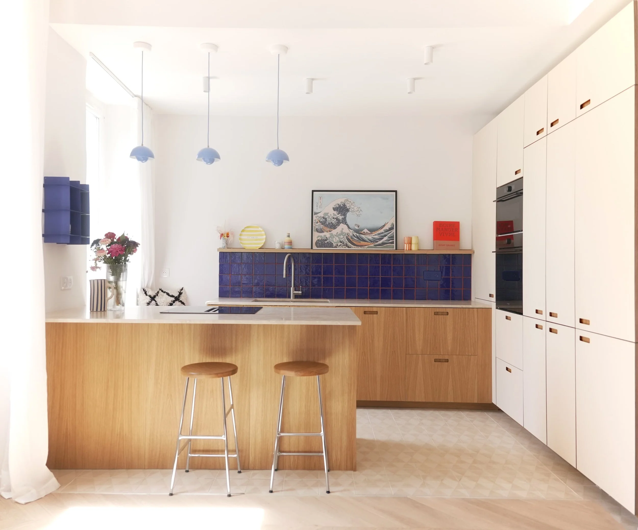 Cuisine ouverte sur séjour — îlot chêne, plan travertin, crédence bleu indigo — appartement Endoume Marseille