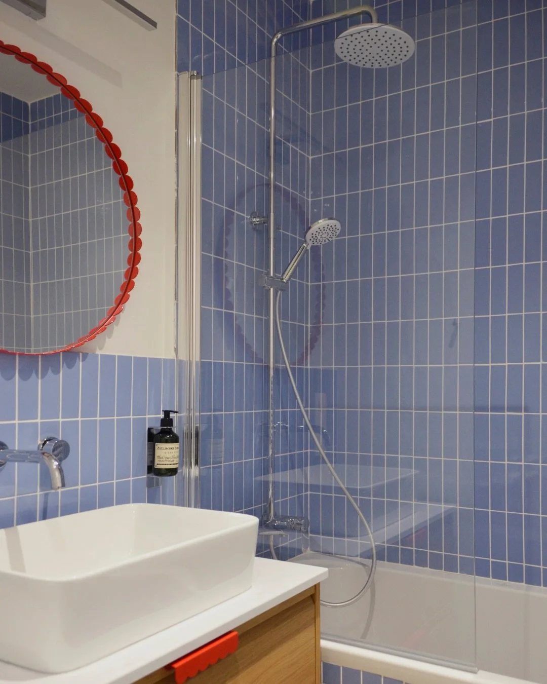 L&rsquo;ancienne salle de bain est devenue la cuisine. Il a donc fallu en cr&eacute;er une nouvelle &mdash; de z&eacute;ro.

C&rsquo;est souvent comme &ccedil;a que les projets se construisent. Une d&eacute;cision en entra&icirc;ne une autre.

On d&e