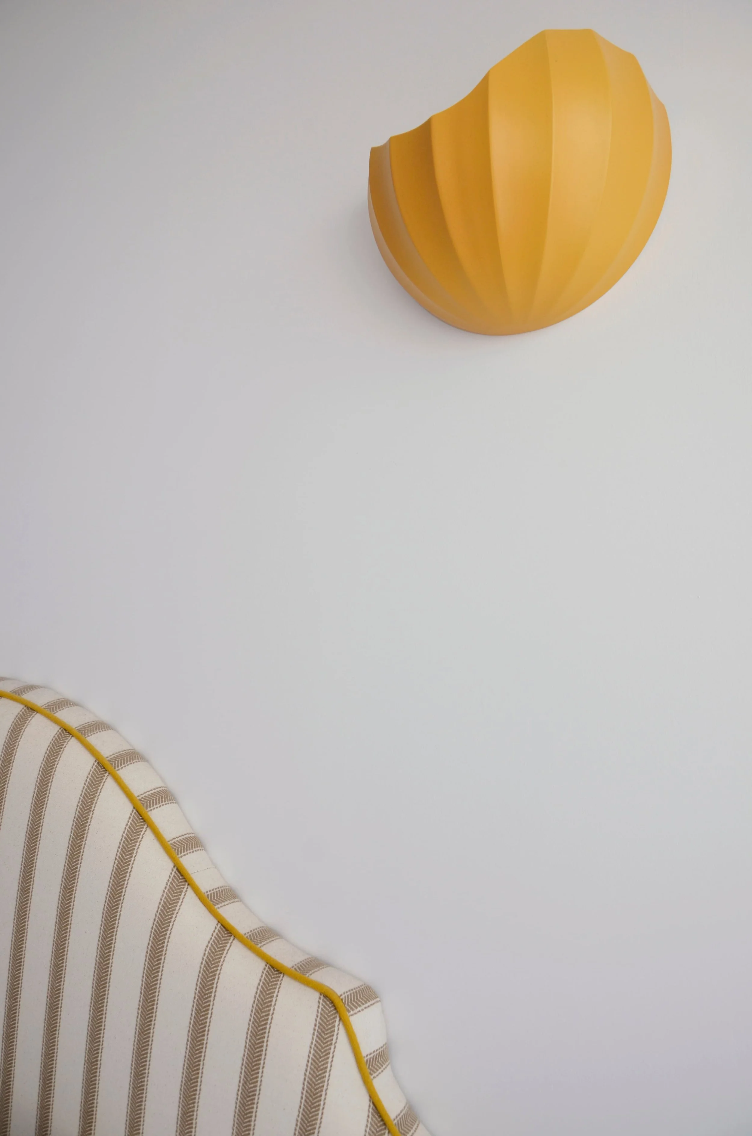 Détail applique coquille jaune — chambre parentale appartement Endoume Marseille, RODES Studio