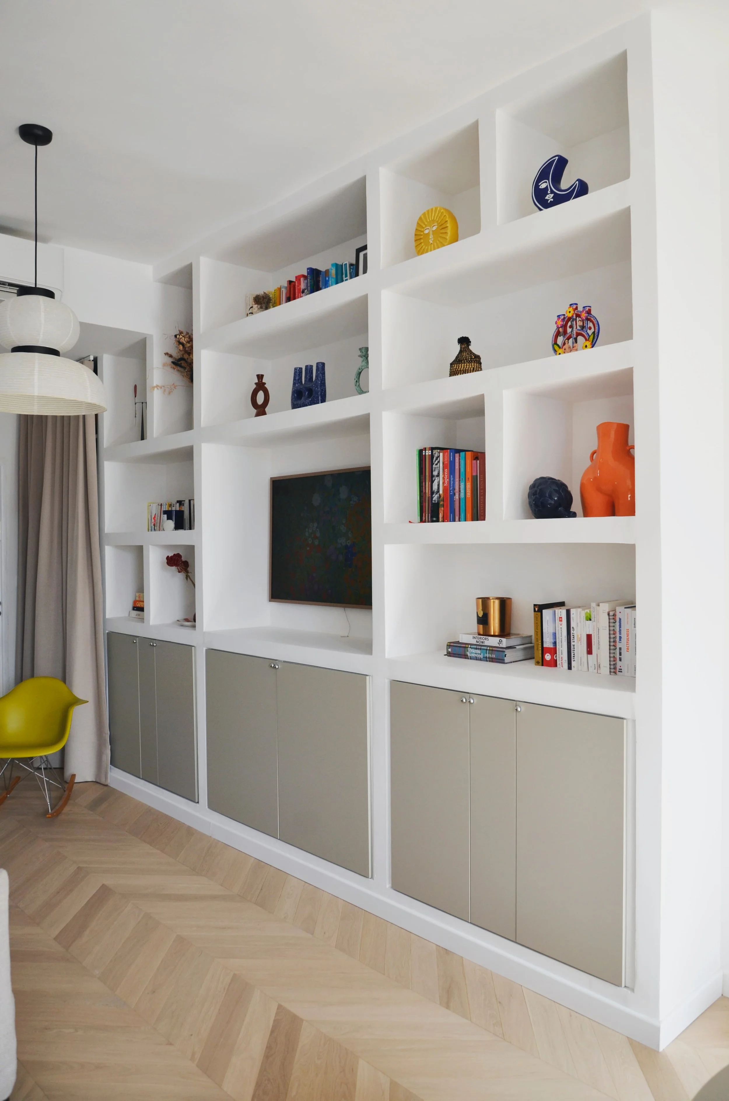 Bibliothèque sur mesure avec TV intégrée — salon appartement Endoume Marseille, RODES Studio