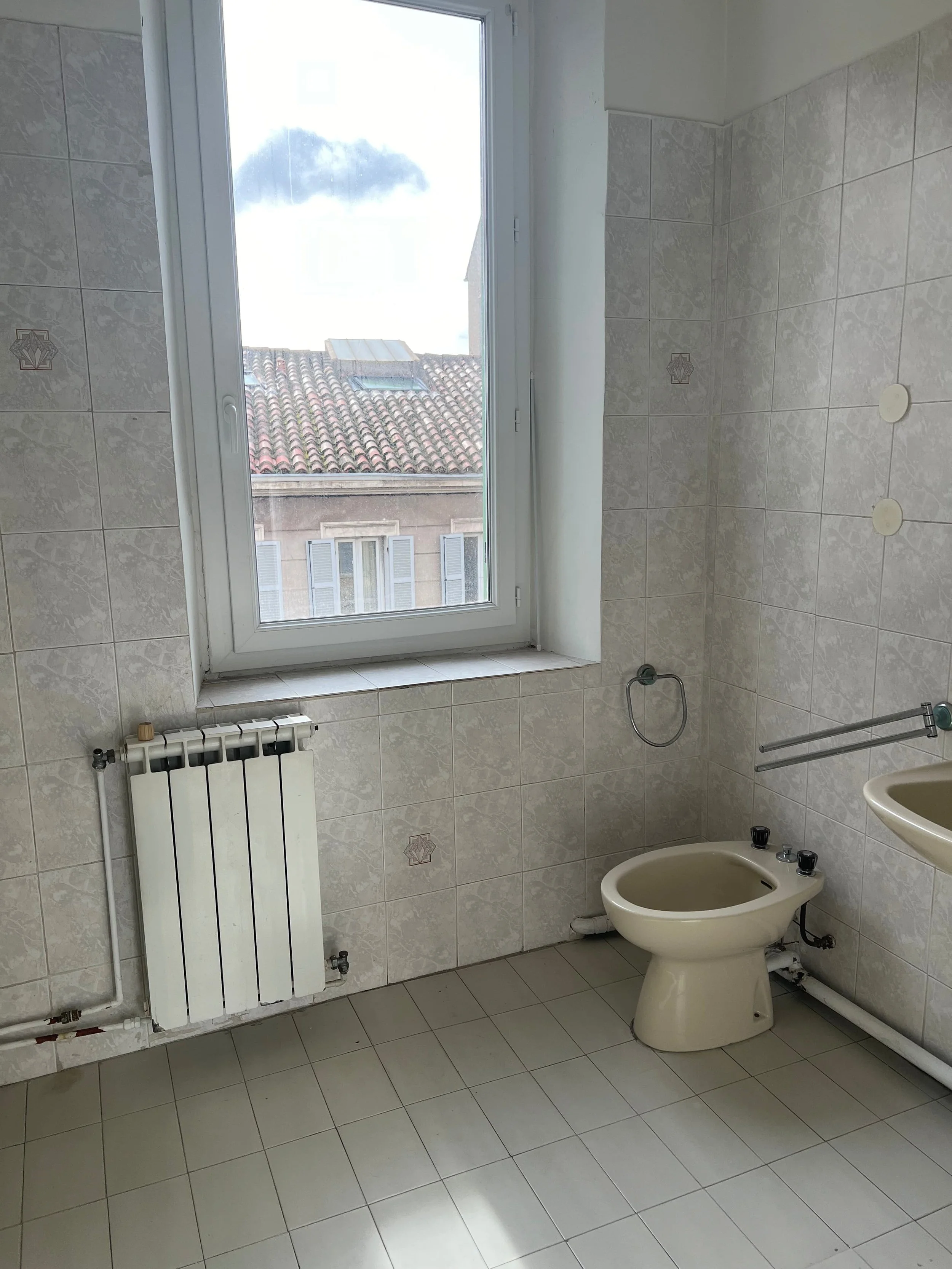 Avant rénovation — ancienne salle de bain et débarras avant transformation en cuisine ouverte, Marseille