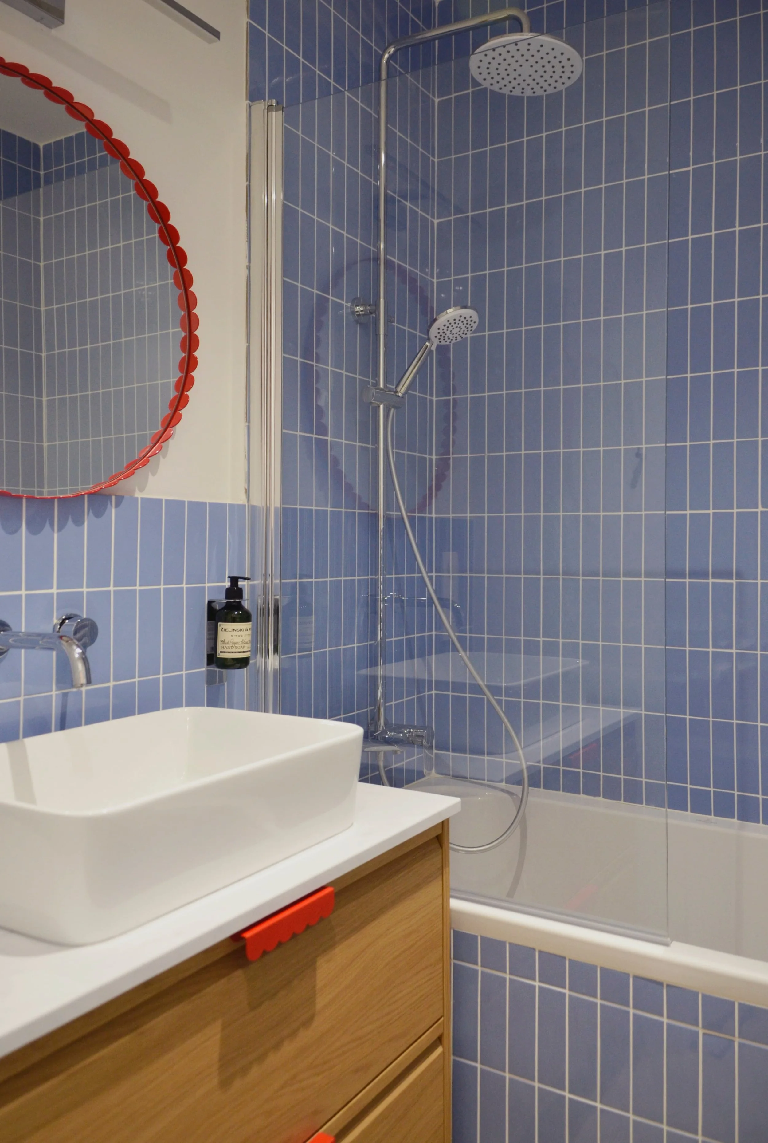 Salle de bain créée de zéro — meuble chêne, carrelage bleu pervenche et poignée rouge festonnée, appartement Endoume Marseille, RODES Studio