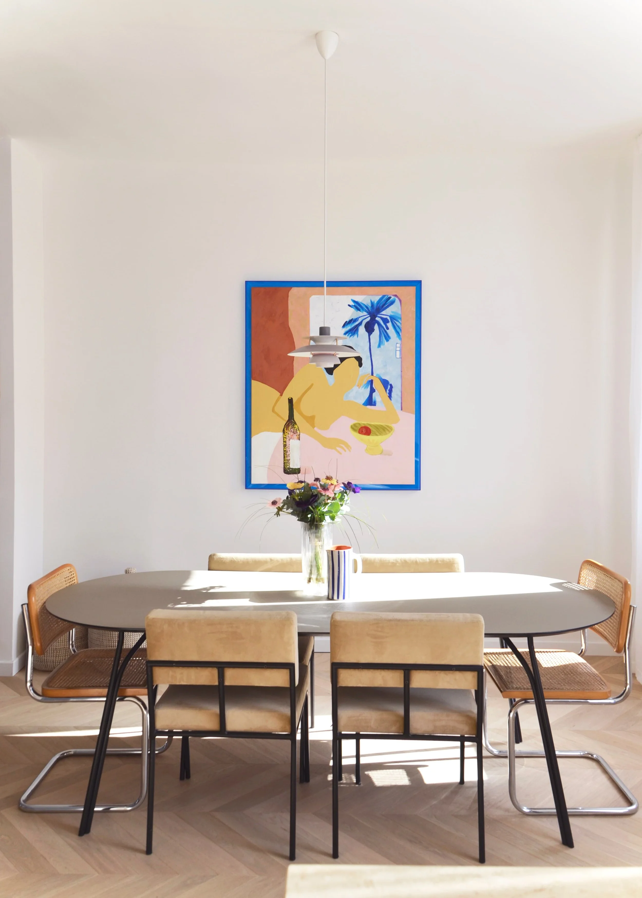 Salle à manger table ovale et chaises cannées — appartement Endoume Marseille, RODES Studio