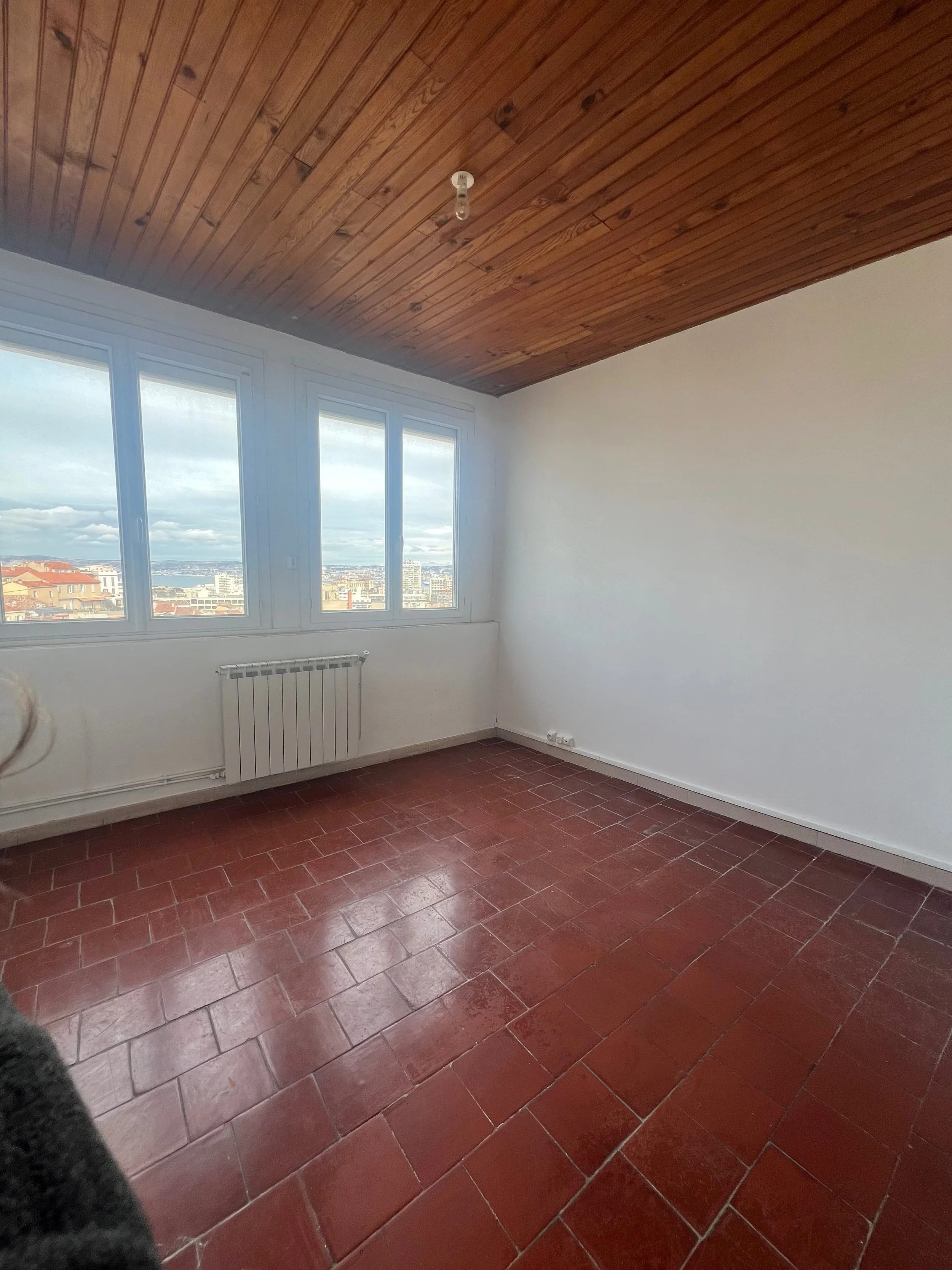 Avant rénovation — chambre avec tomettes et vue mer avant transformation, appartement Endoume Marseille, RODES Studio