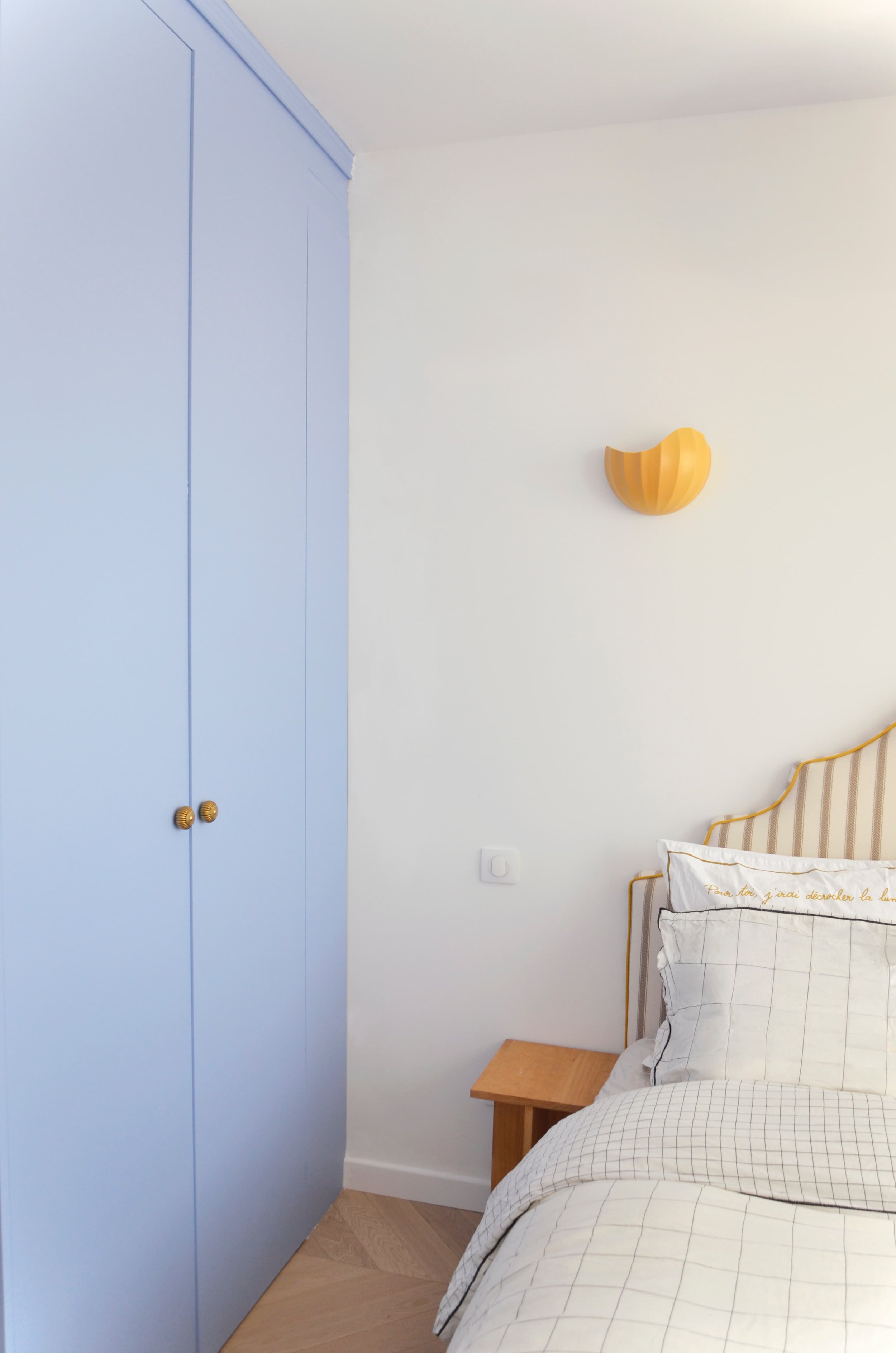 Chambre parentale avec vue mer — menuiseries bleu et tête de lit rayée, appartement Endoume Marseille