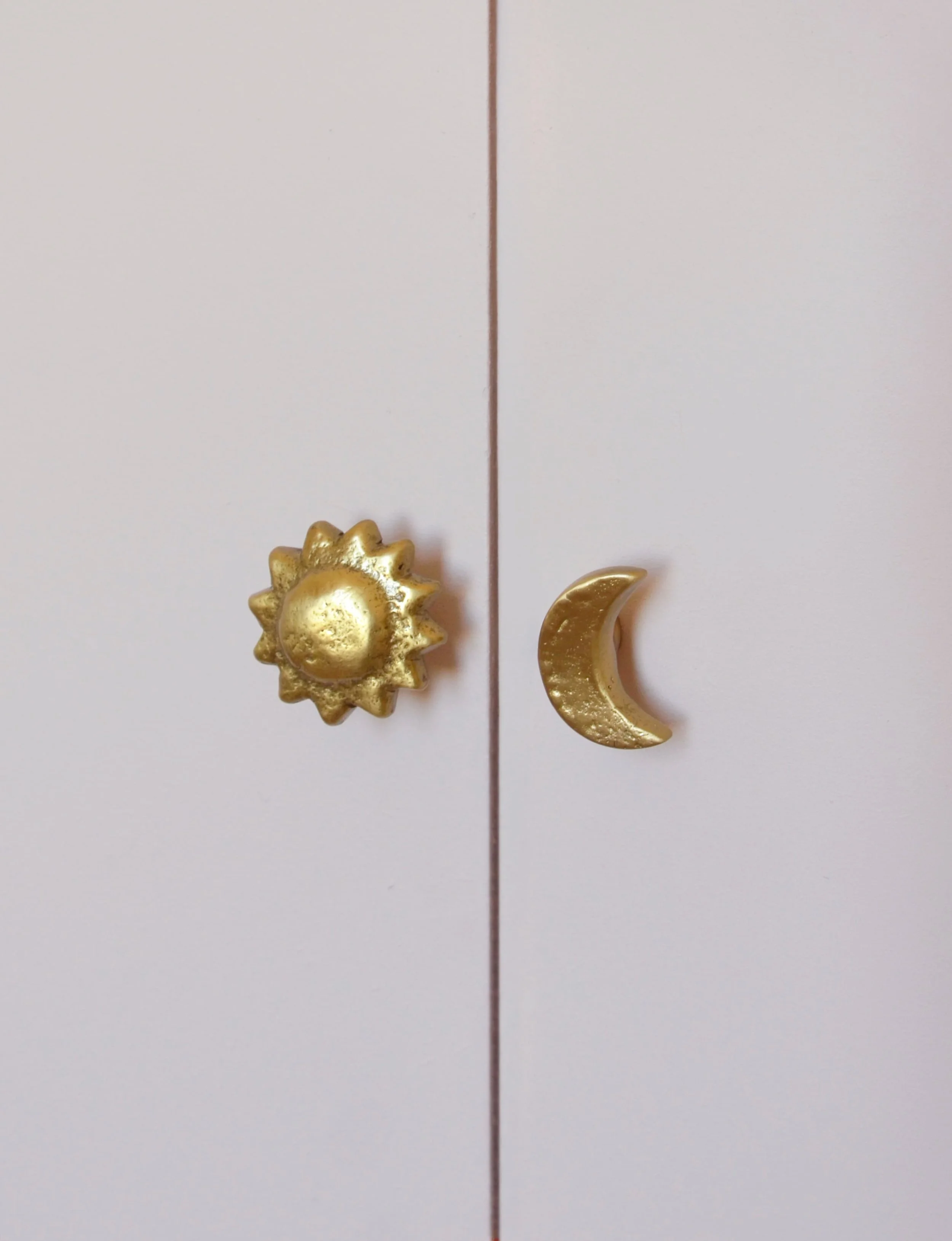 Détail poignées soleil et lune dorées — chambre bébé appartement Endoume Marseille, RODES Studio