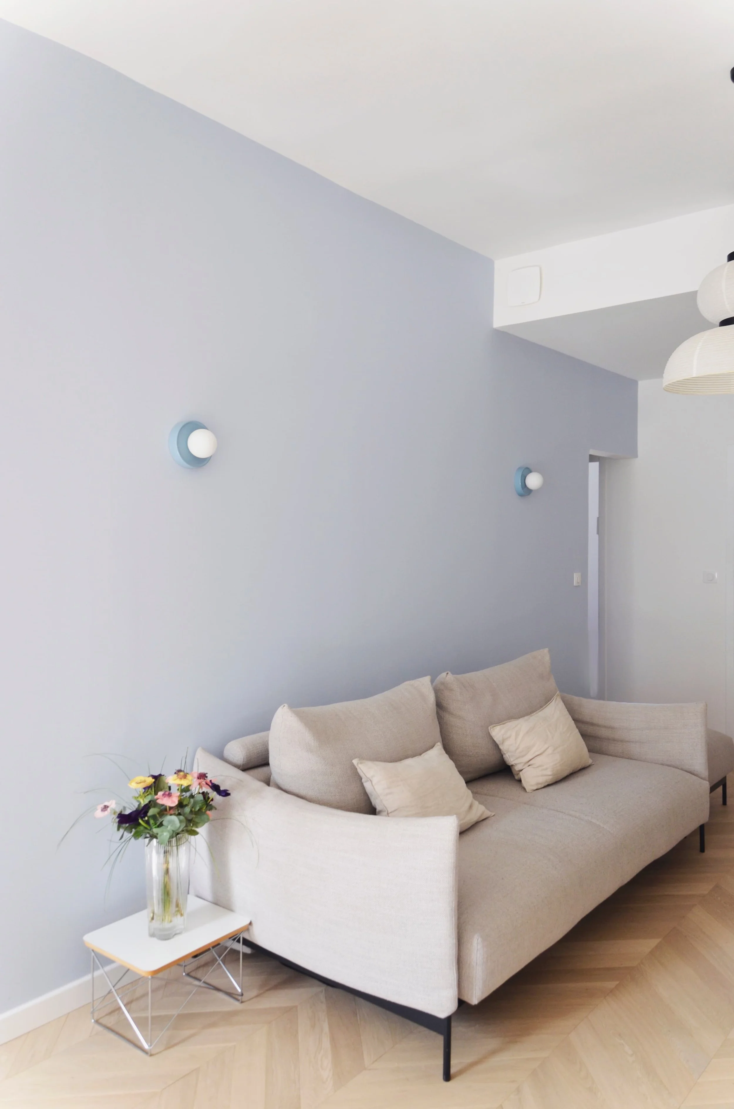 Salon lumineux parquet chevron — appartement Endoume Marseille, RODES Studio