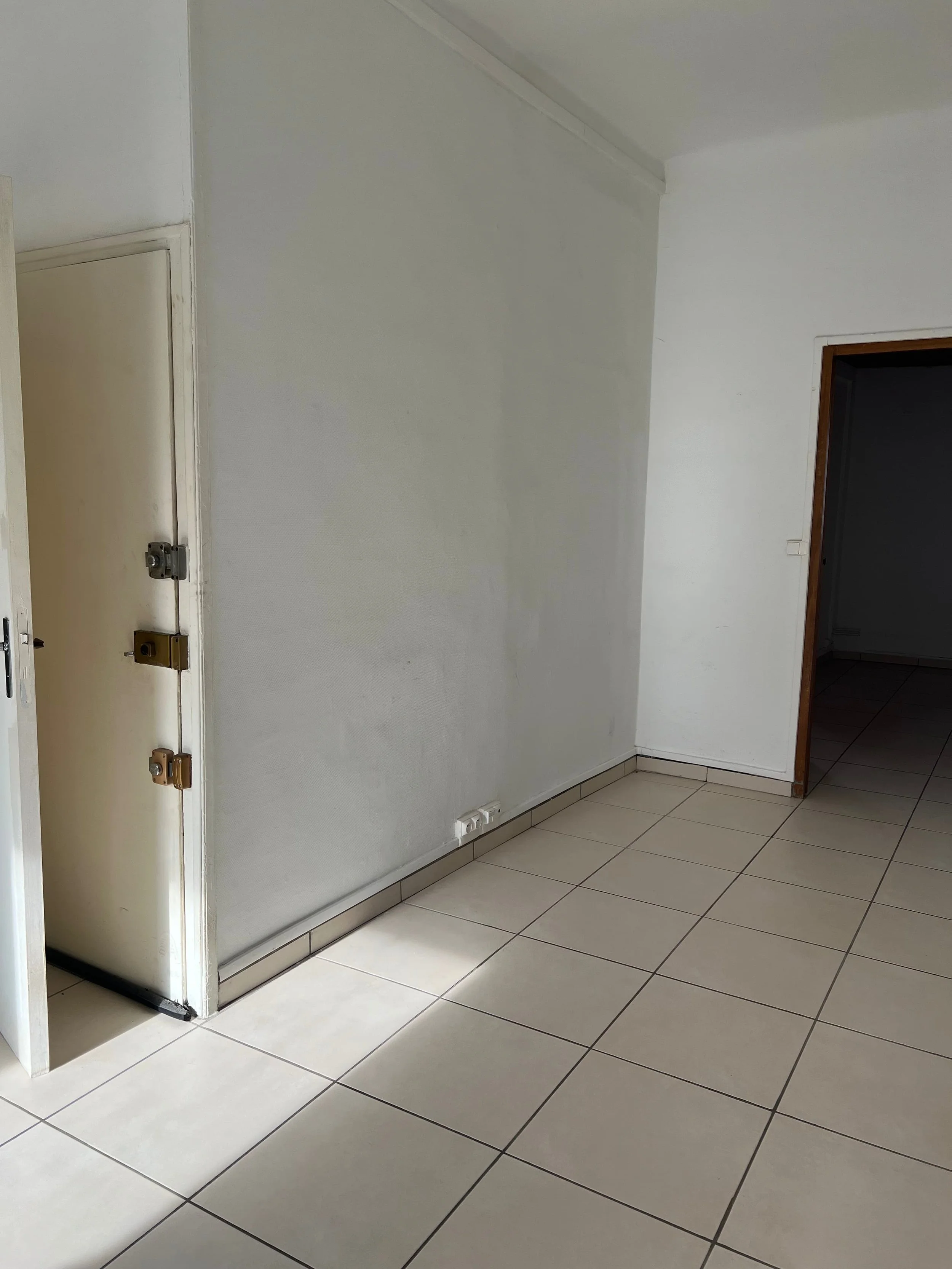 Avant rénovation, le séjour d'origine de l'appartement à Endoume, Marseille