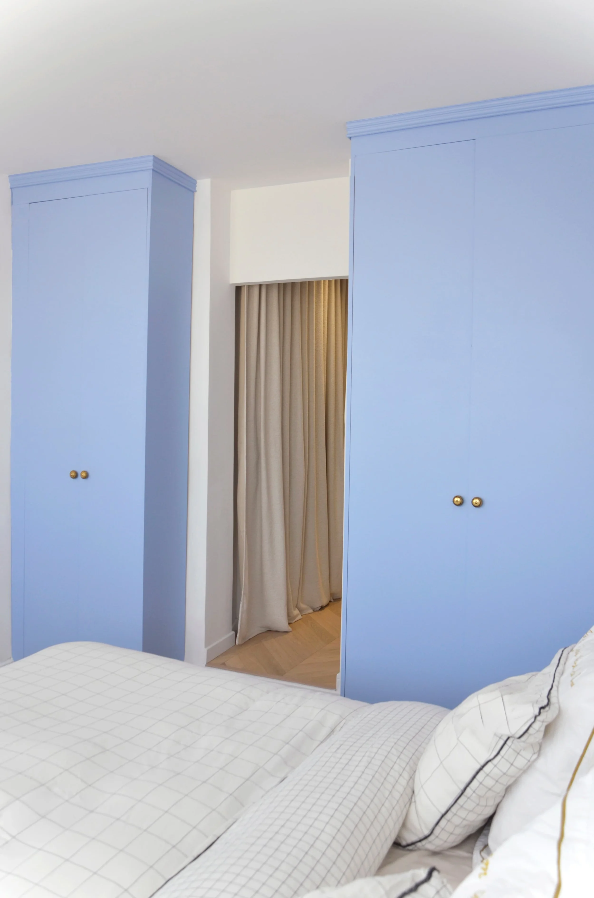 Chambre parentale armoires bleues symétriques et rideau lin — appartement Endoume Marseille, RODES Studio