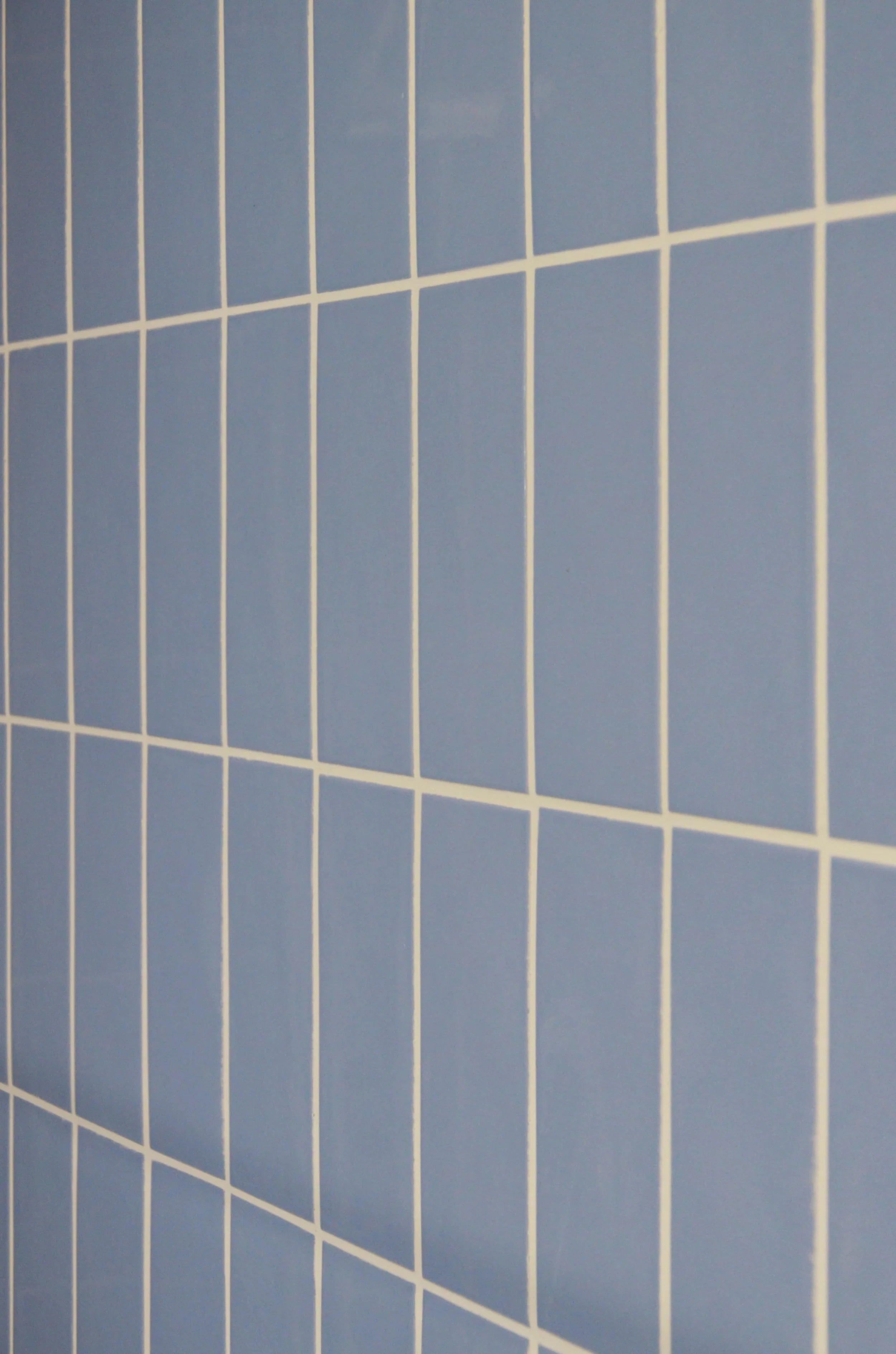 Détail carrelage bleu pervenche joints blancs — salle de bain appartement Endoume Marseille, RODES Studio
