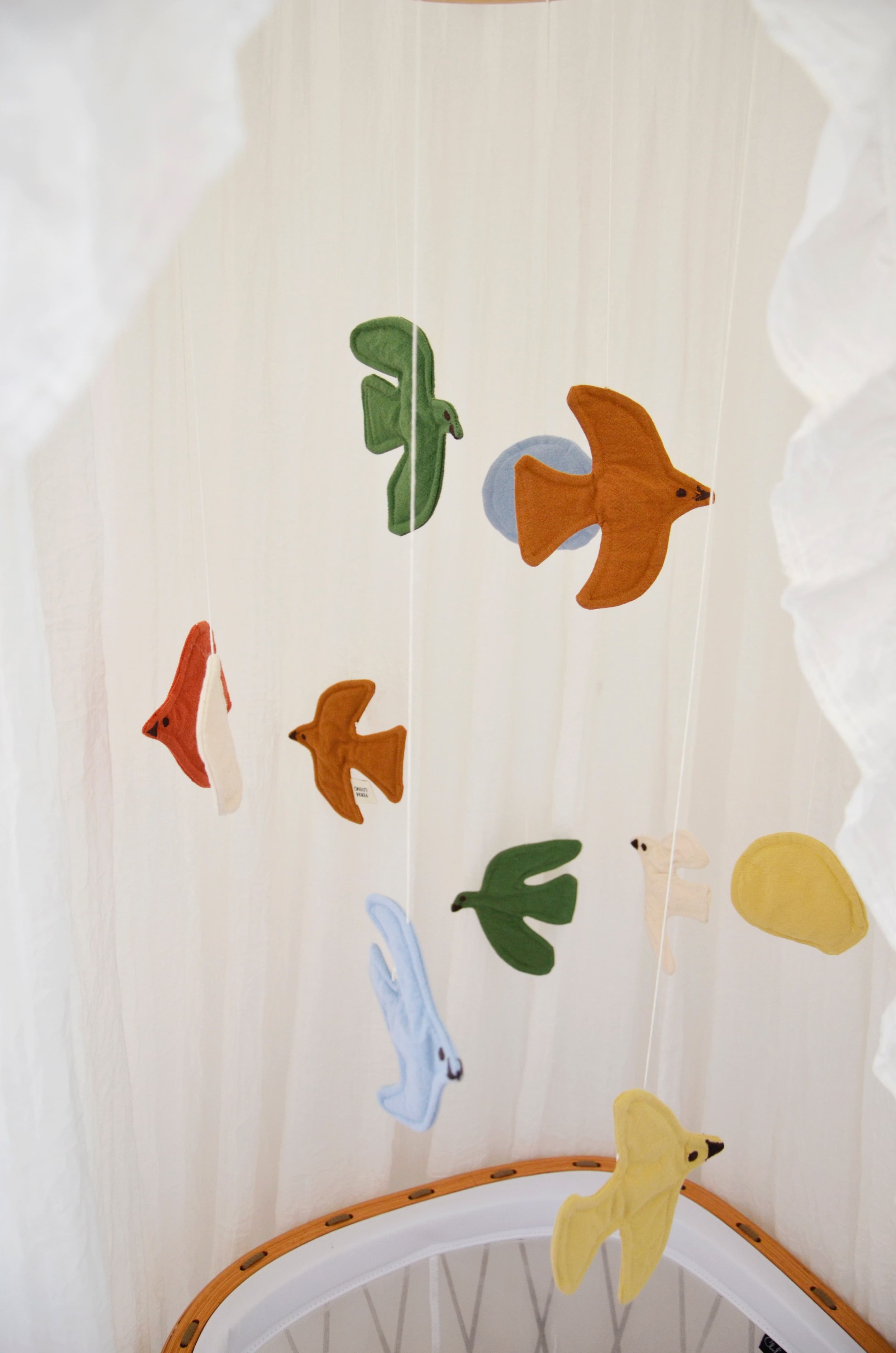 Détail mobile berceau Ferm Living — chambre bébé appartement Endoume Marseille, RODES Studio
