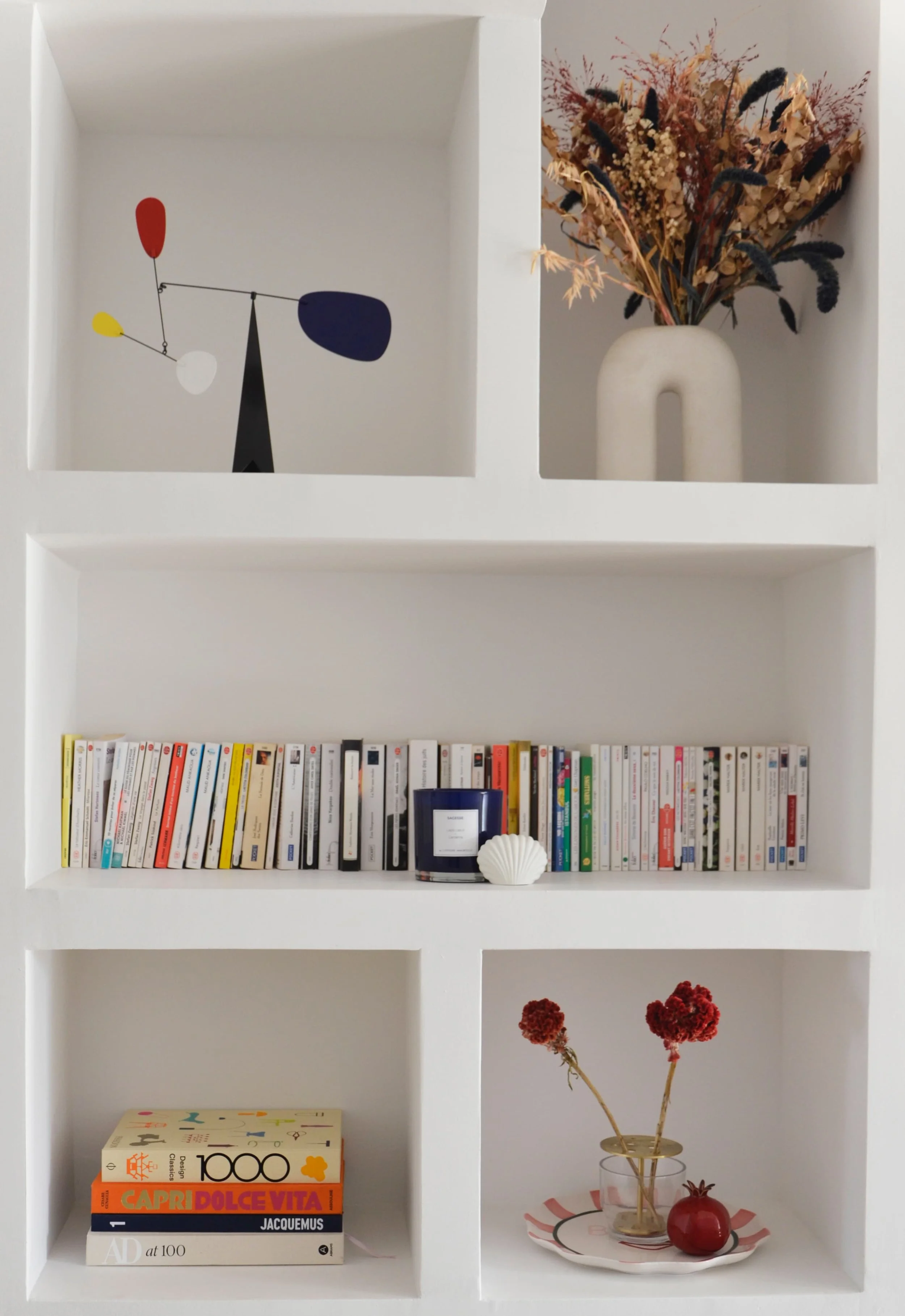 Bibliothèque encastrée et objets de voyage — salon rénové Marseille, RODES Studio