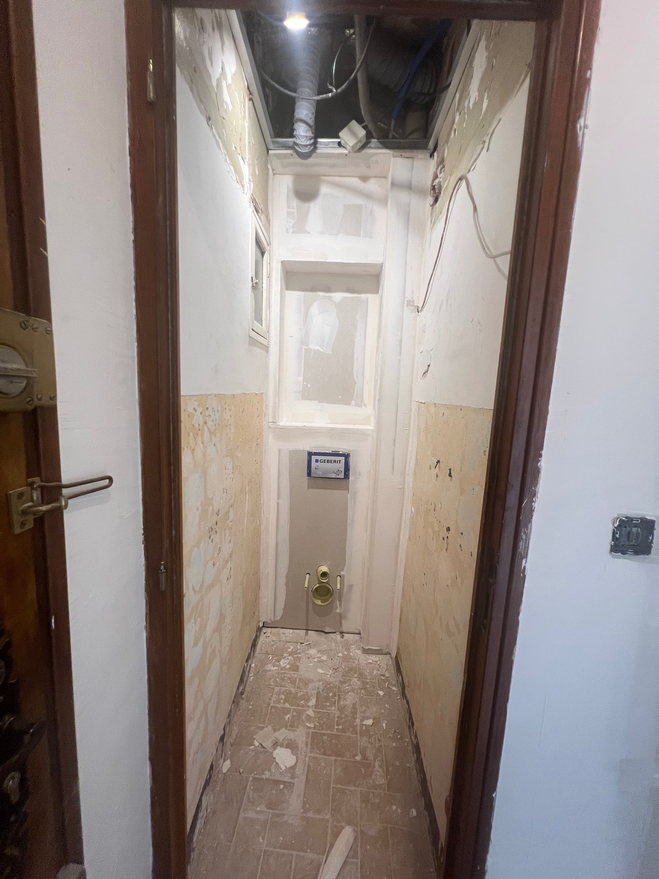 Chantier en cours, bâti-support du WC suspendu avant habillage