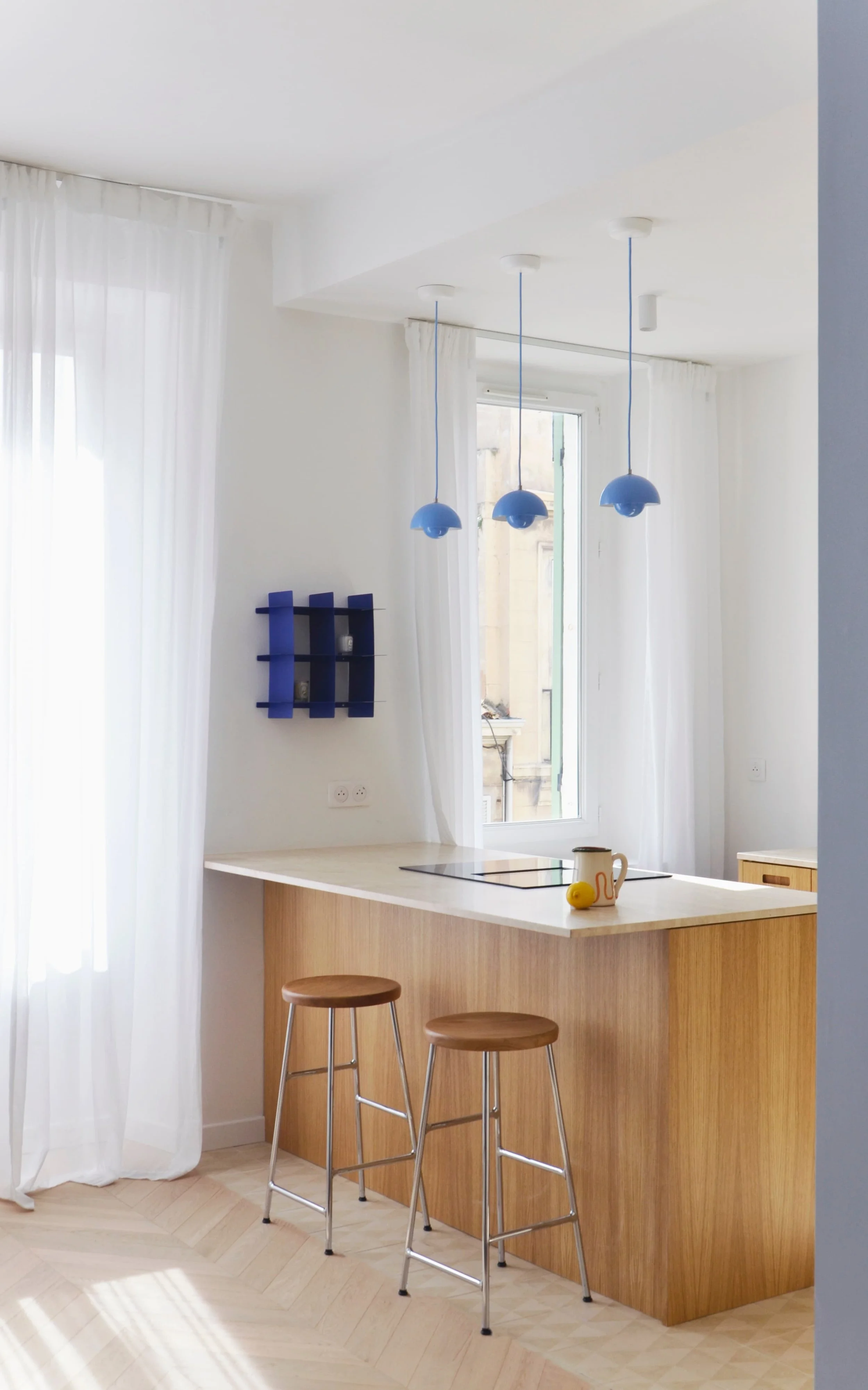 Vue d'ensemble cuisine ouverte sur séjour — appartement Endoume Marseille, conception RODES Studio