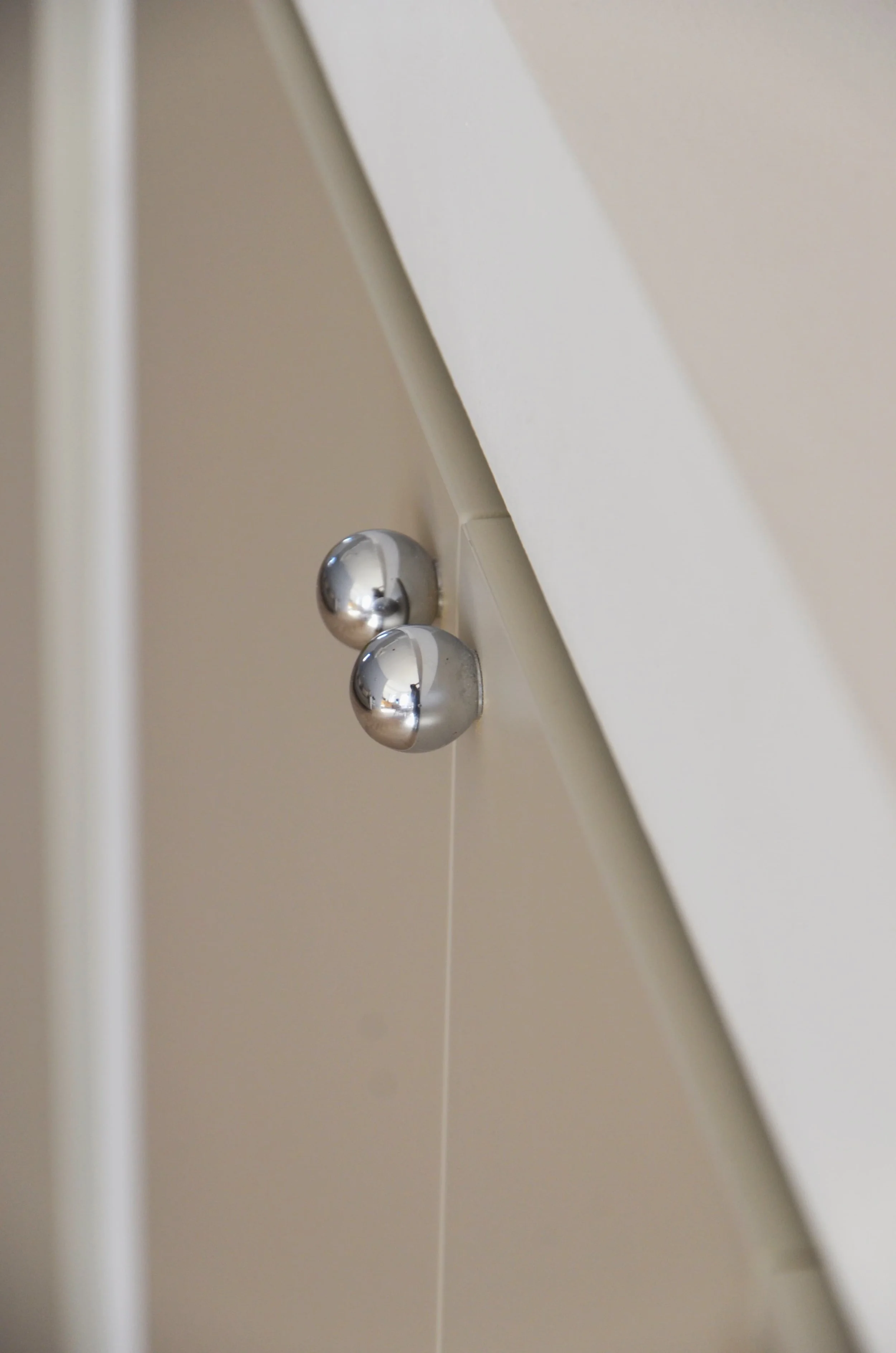 Détail poignée double boule chromée — meuble salon appartement Endoume Marseille, RODES Studio