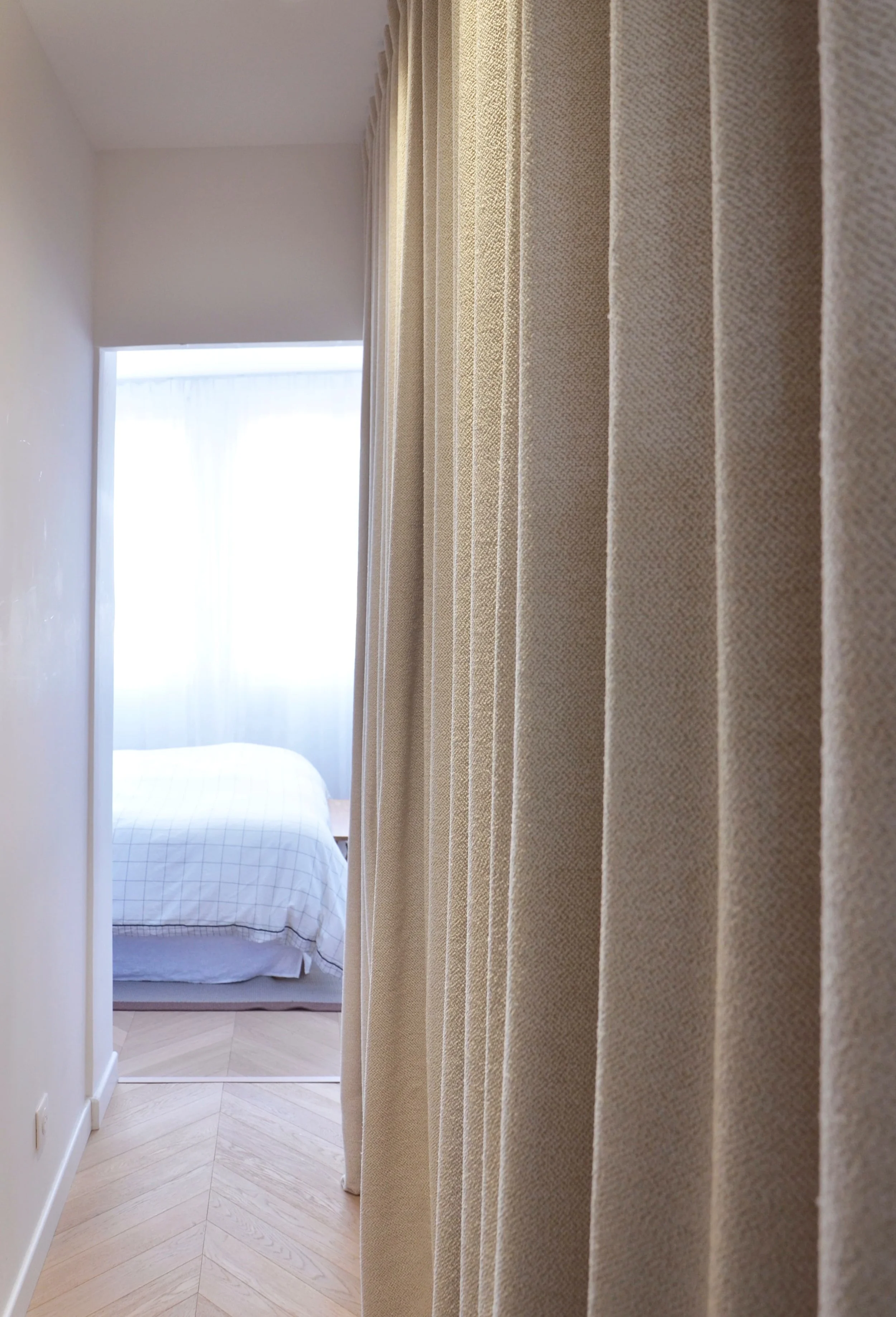 Couloir et dressing — accès chambre parentale appartement Endoume Marseille, RODES Studio