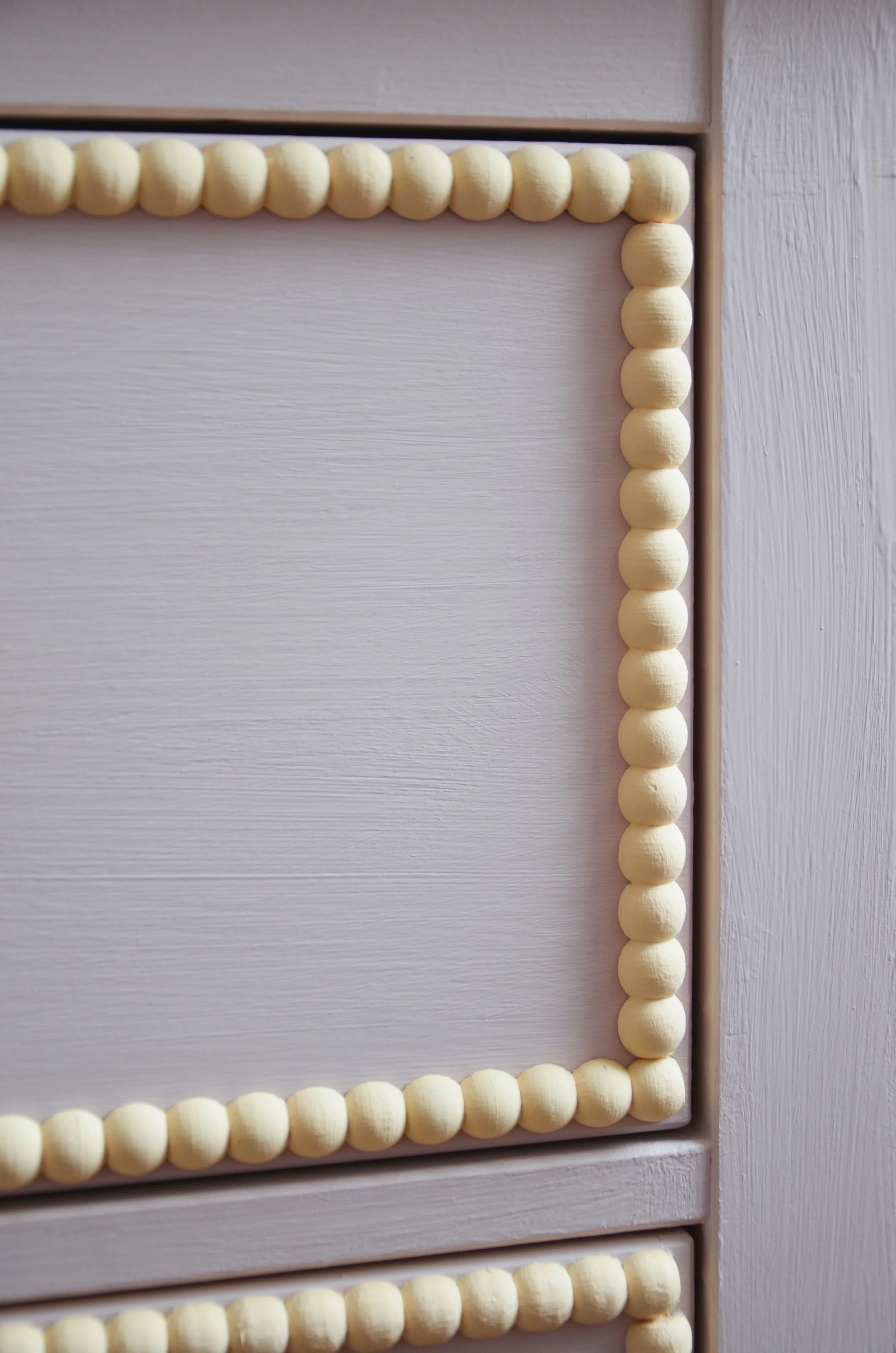 Détail commode perles bois — chambre bébé appartement Endoume Marseille, RODES Studio