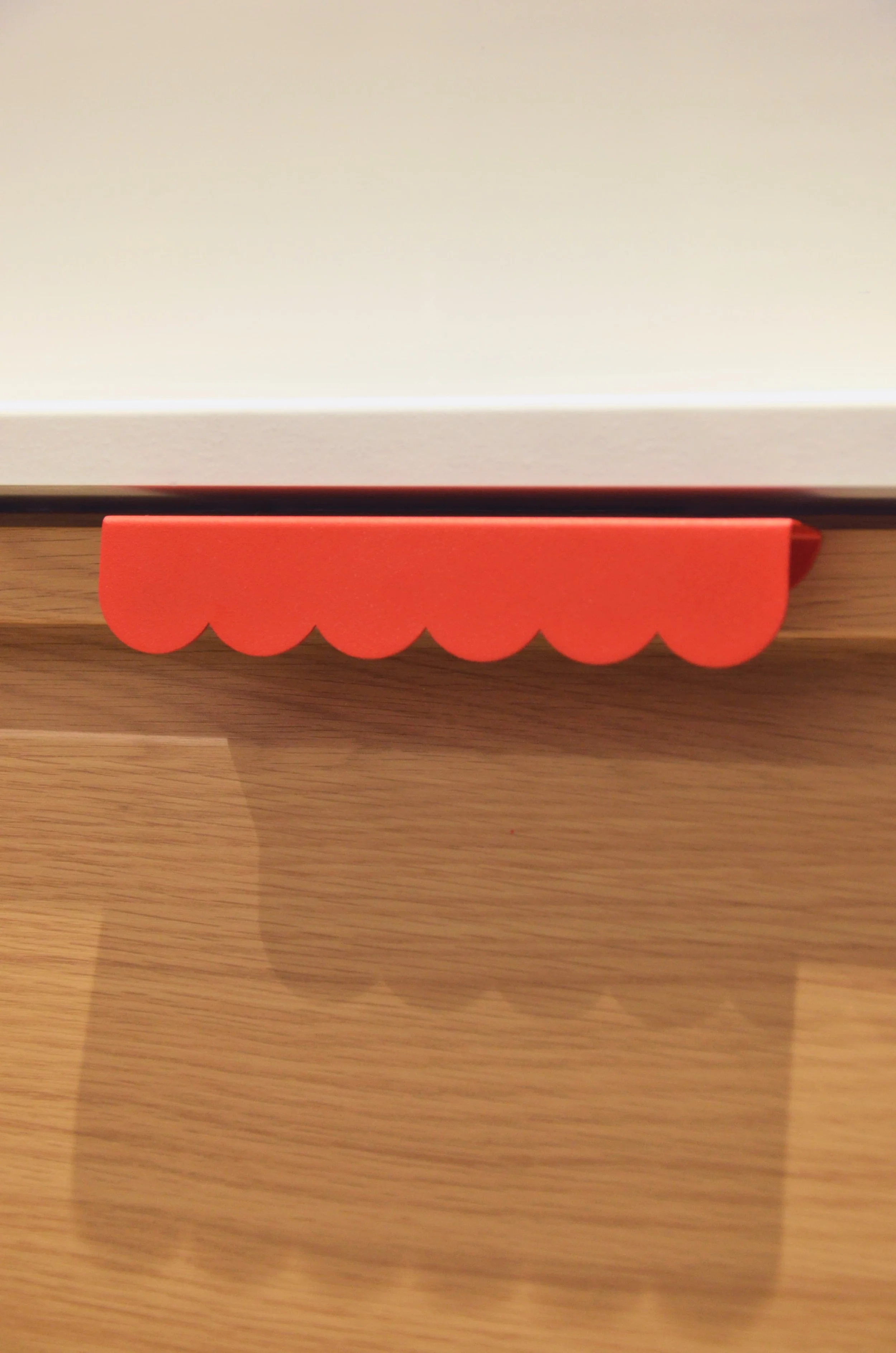Détail poignée festonnée rouge — signature salle de bain appartement Endoume Marseille, RODES Studio