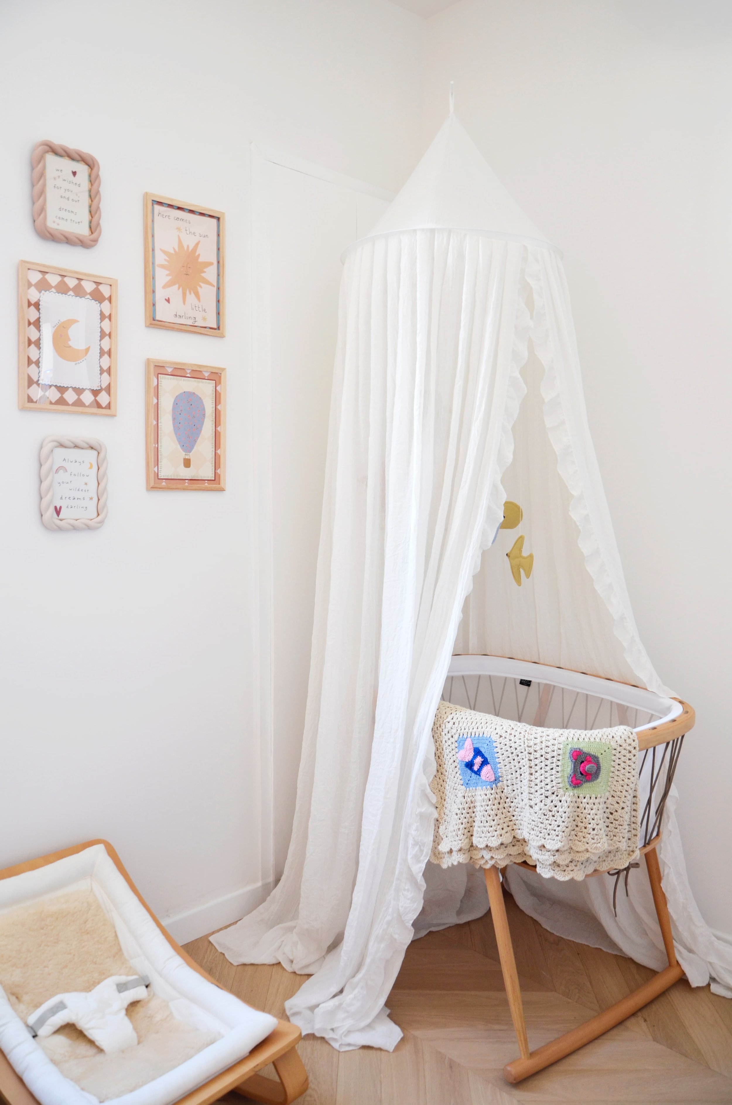 Chambre bébé berceau baldaquin et galerie d'affiches — appartement Endoume Marseille, RODES Studio