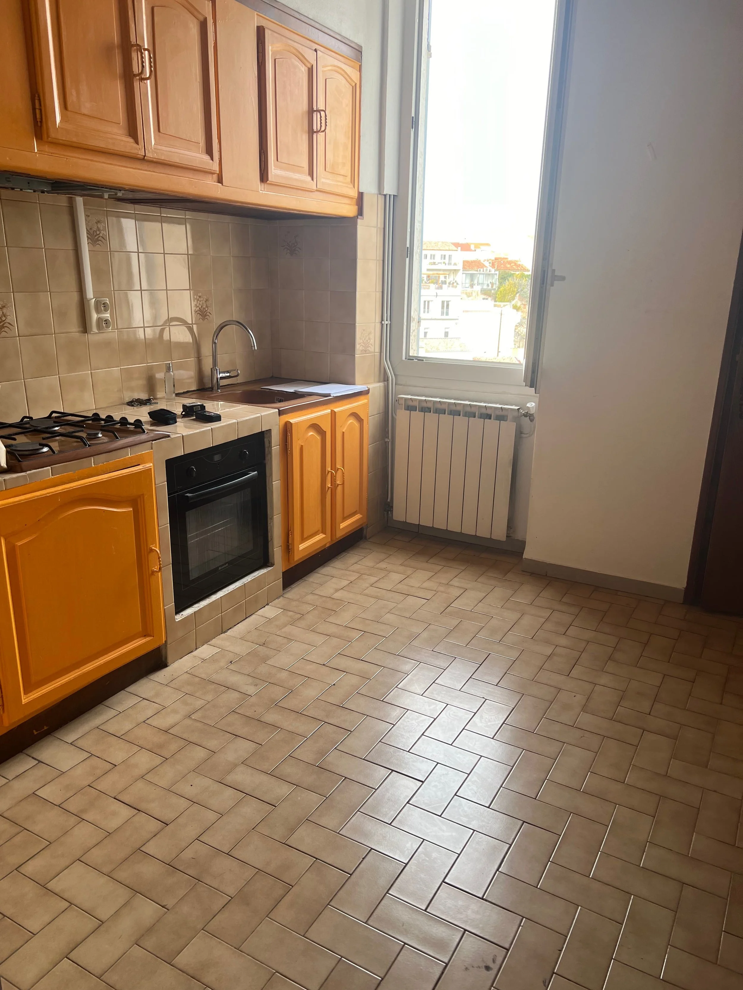 Avant rénovation — ancienne cuisine avant transformation en chambre enfant, appartement Endoume Marseille, RODES Studio