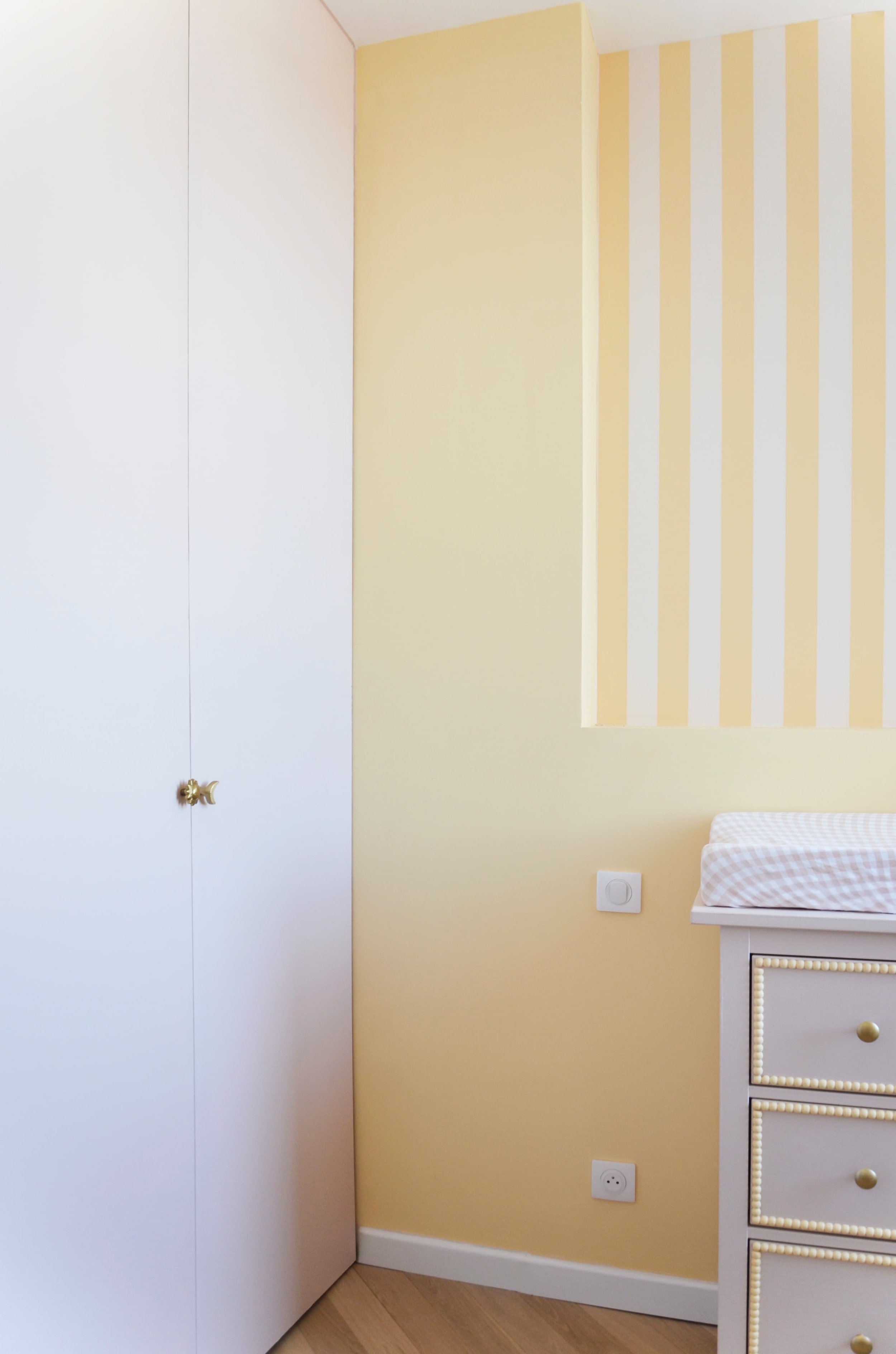Chambre bébé armoire rose et mur rayures jaunes — appartement Endoume Marseille, RODES Studio