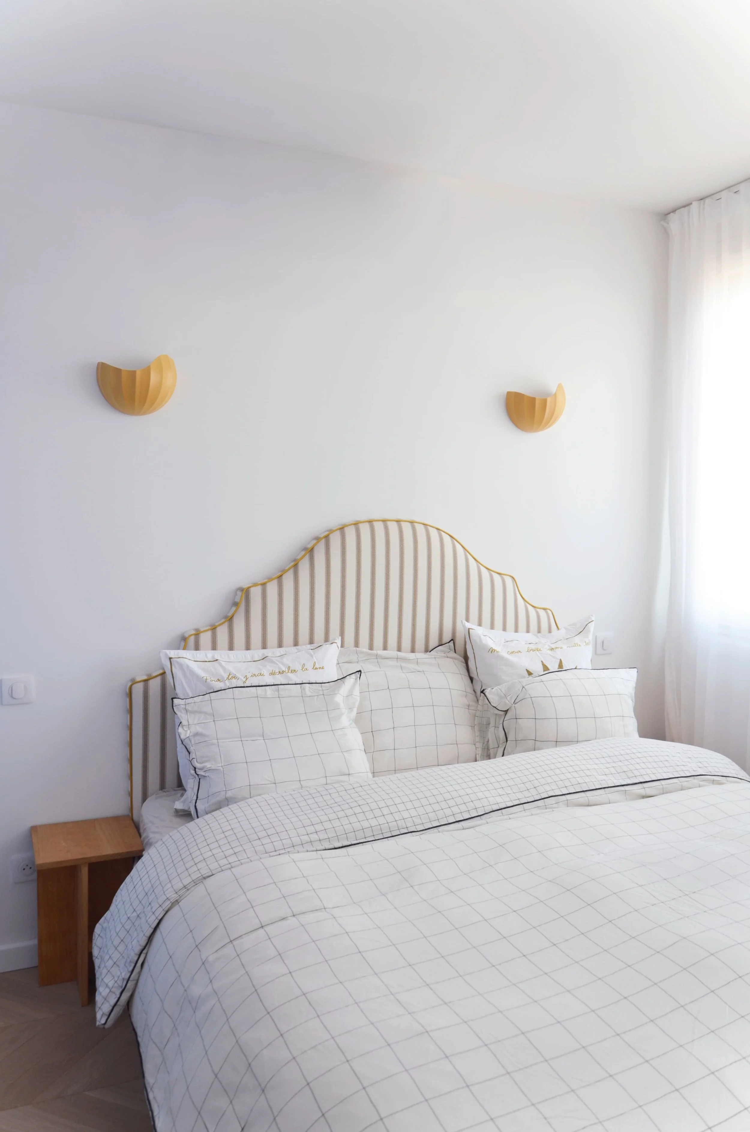 Chambre parentale rénovée — tête de lit rayée passepoil jaune et appliques coquille, appartement Endoume Marseille, RODES Studio