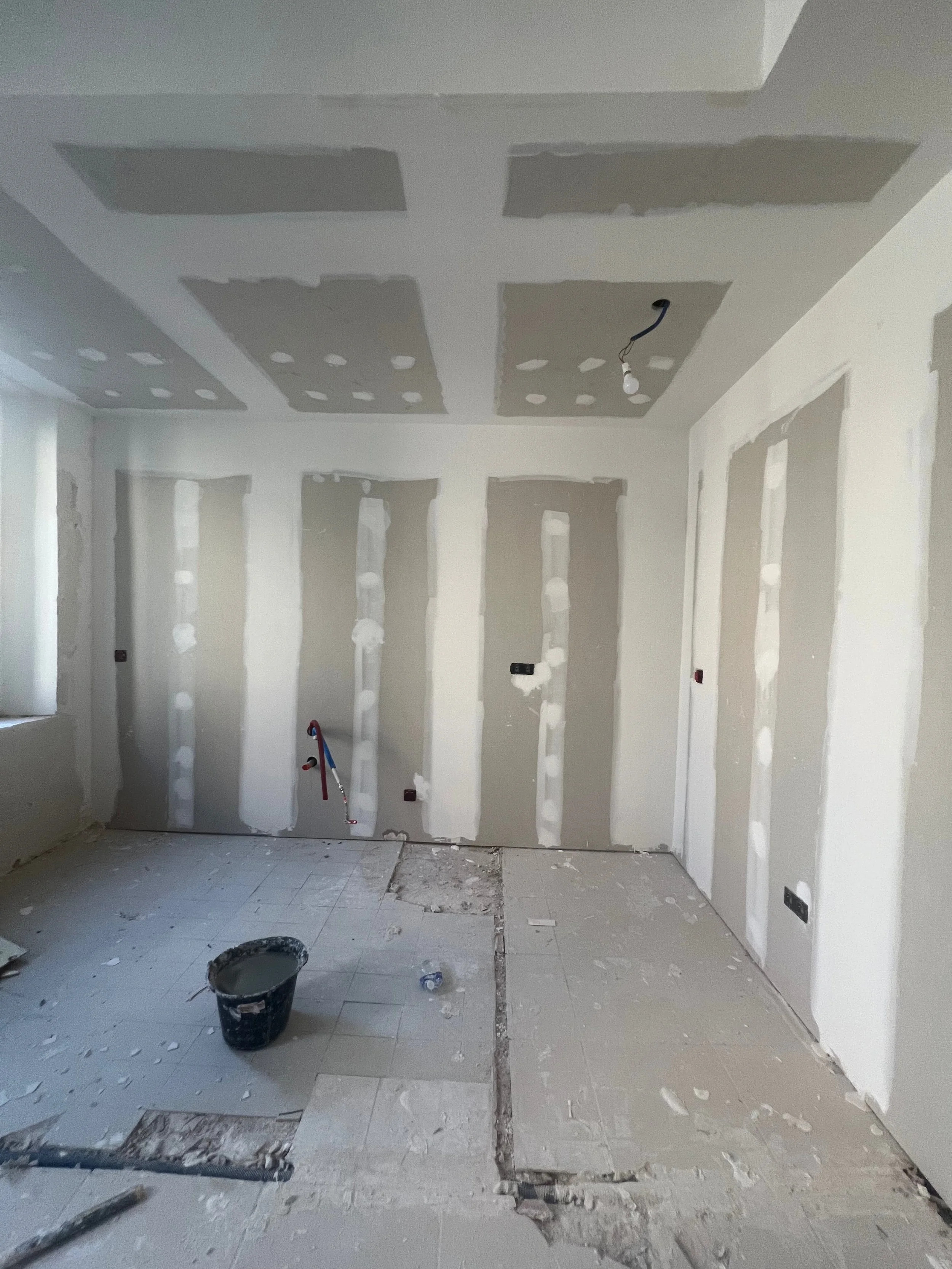 Avant rénovation — vue secondaire de l'espace avant transformation en cuisine, appartement Endoume Marseille