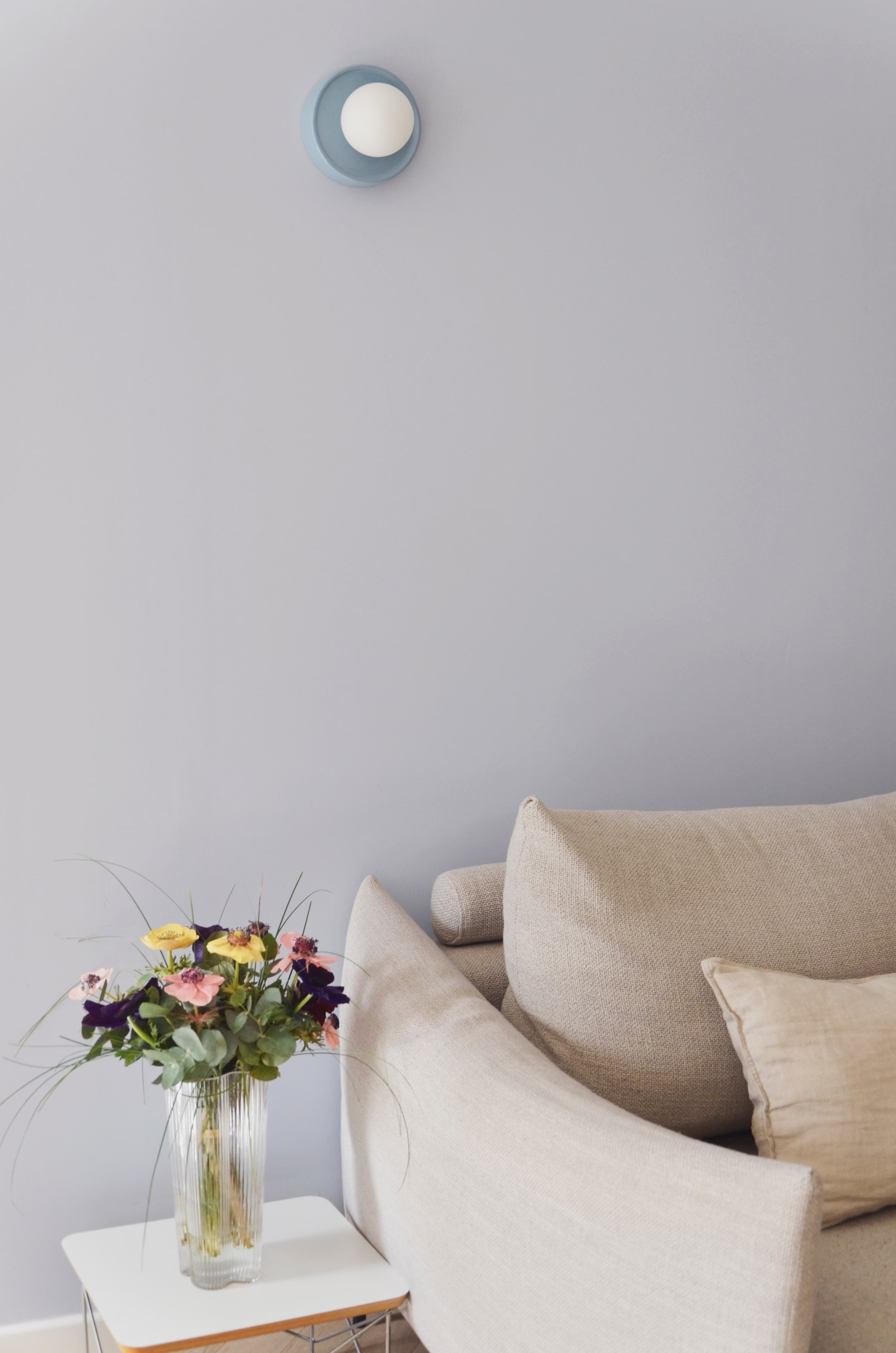 Détail canapé et appliques bleues — salon appartement Endoume Marseille, RODES Studio