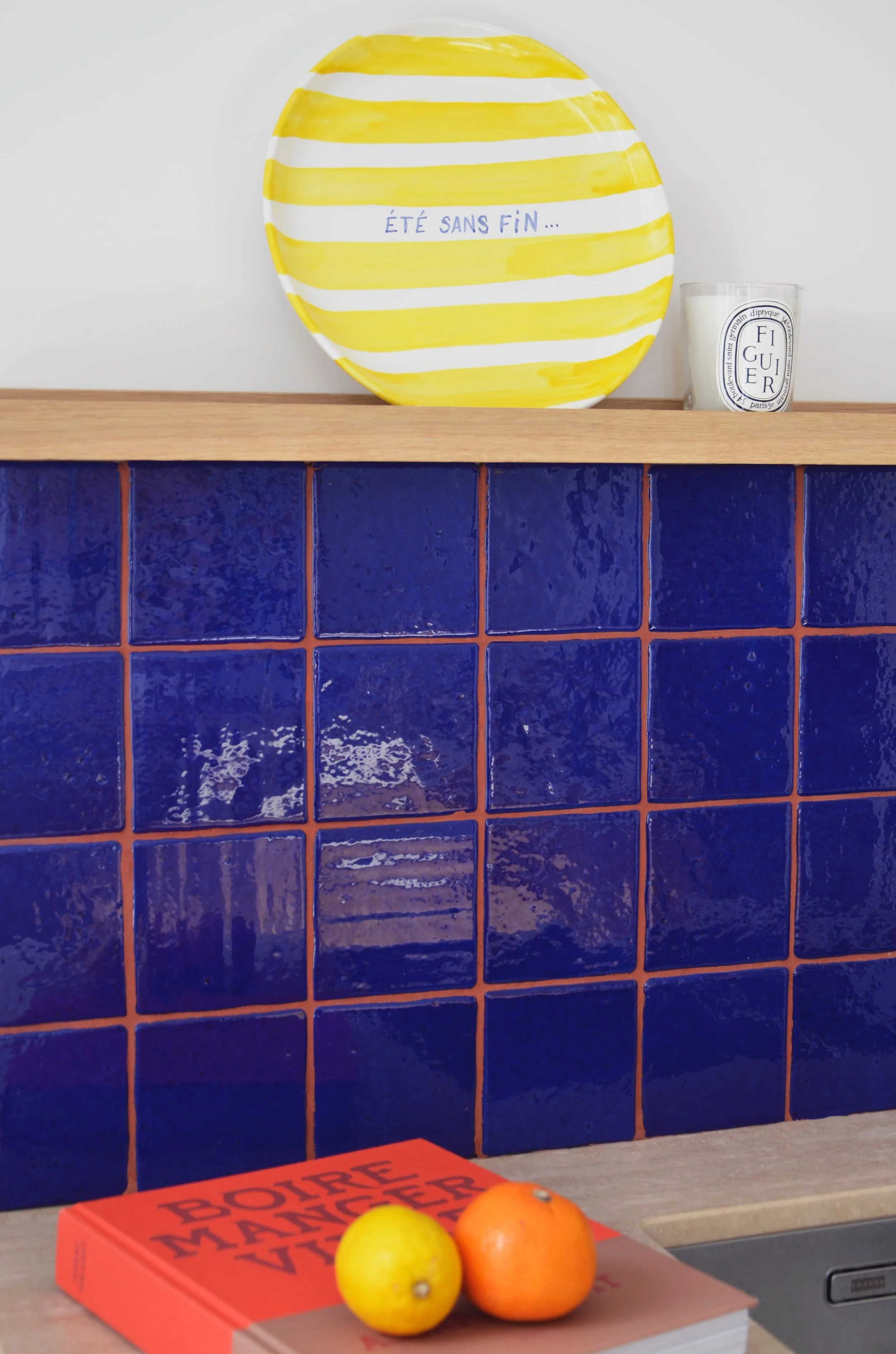 Crédence en grès cérame bleu indigo avec joints terracotta — cuisine appartement Endoume Marseille