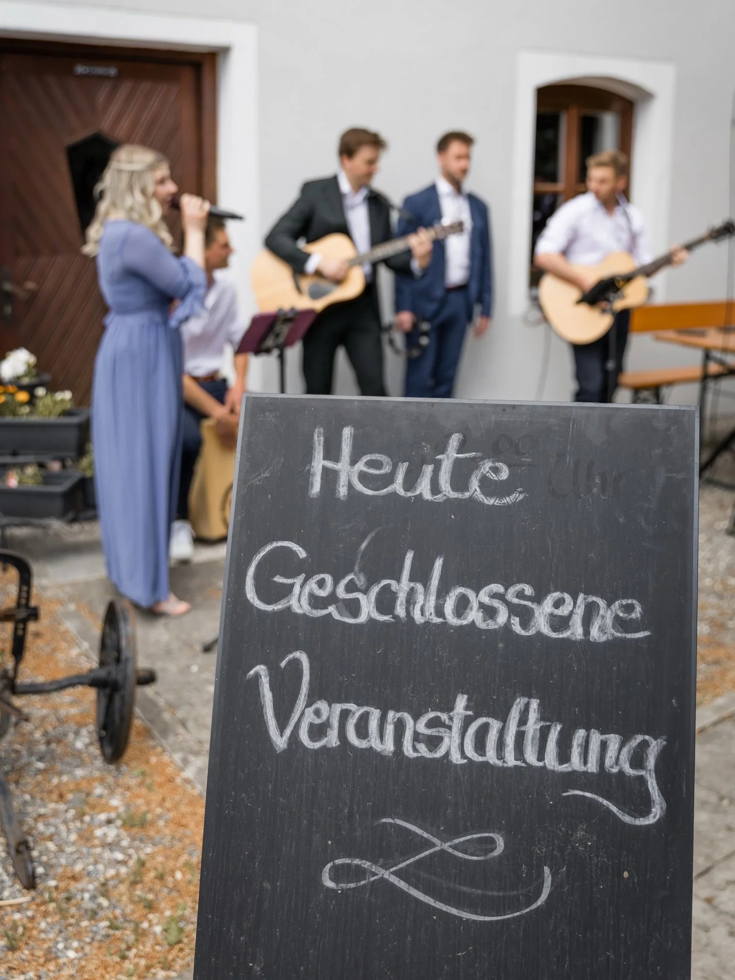 Staub von den Cases gewischt &ndash; die Hochzeits-Saison ist offiziell er&ouml;ffnet! 🎸✨ Die V&ouml;gel zwitschern, die Sonne traut sich raus und wir polieren unsere Instrumente f&uuml;r die Hochzeitssaison 2026! 🥂

Wir k&ouml;nnen es kaum erwarte