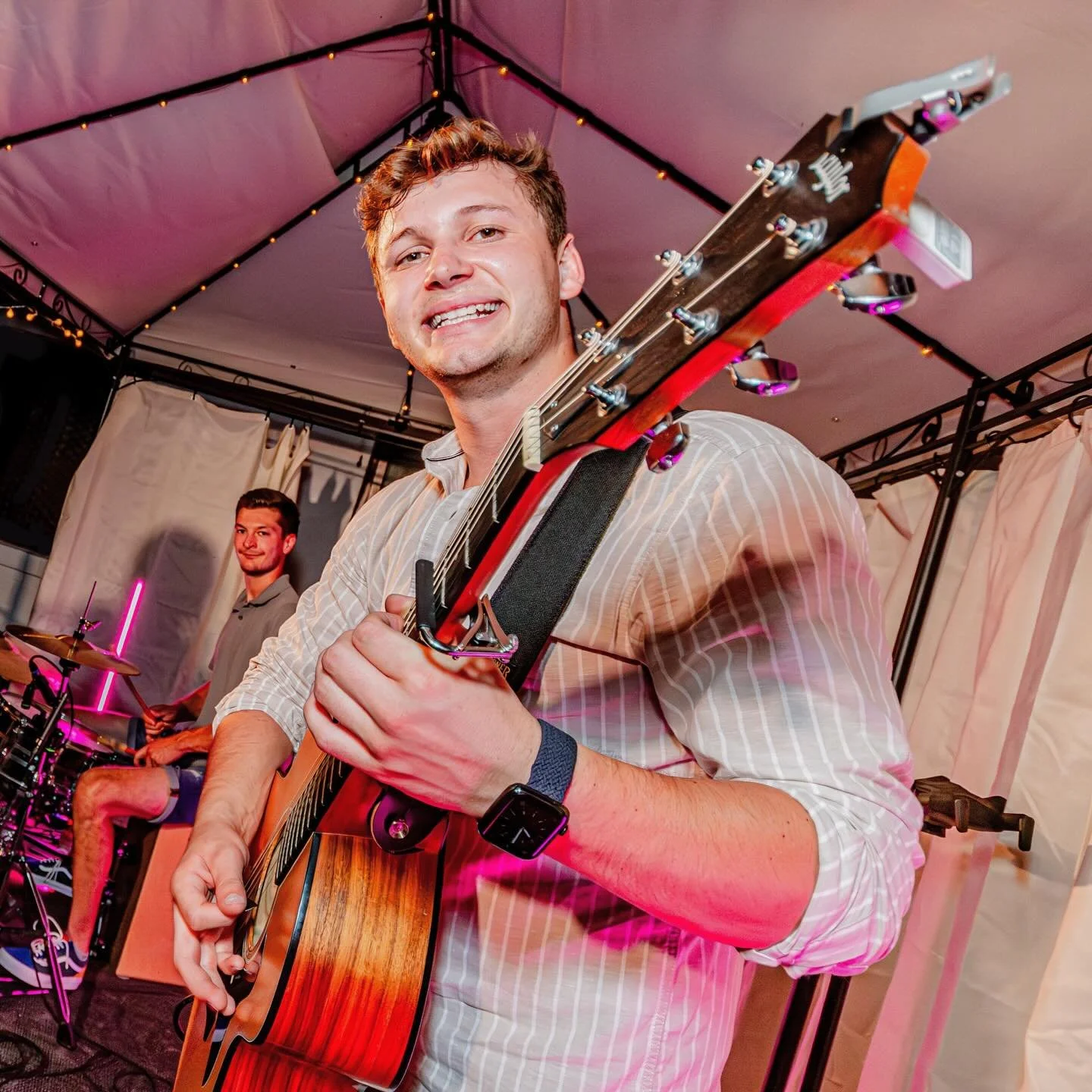 🎸🎶 Say hello to Felix, our guitar virtuoso! 🎸🎶

Er ist der Kopf und das Herz unserer Band Proud4. Seit 2016 spielt er mit Chiara, der S&auml;ngerin, zusammen in einer Band und &uuml;bernimmt hier auch die Licht- und Tontechnik. Mit seinem einziga