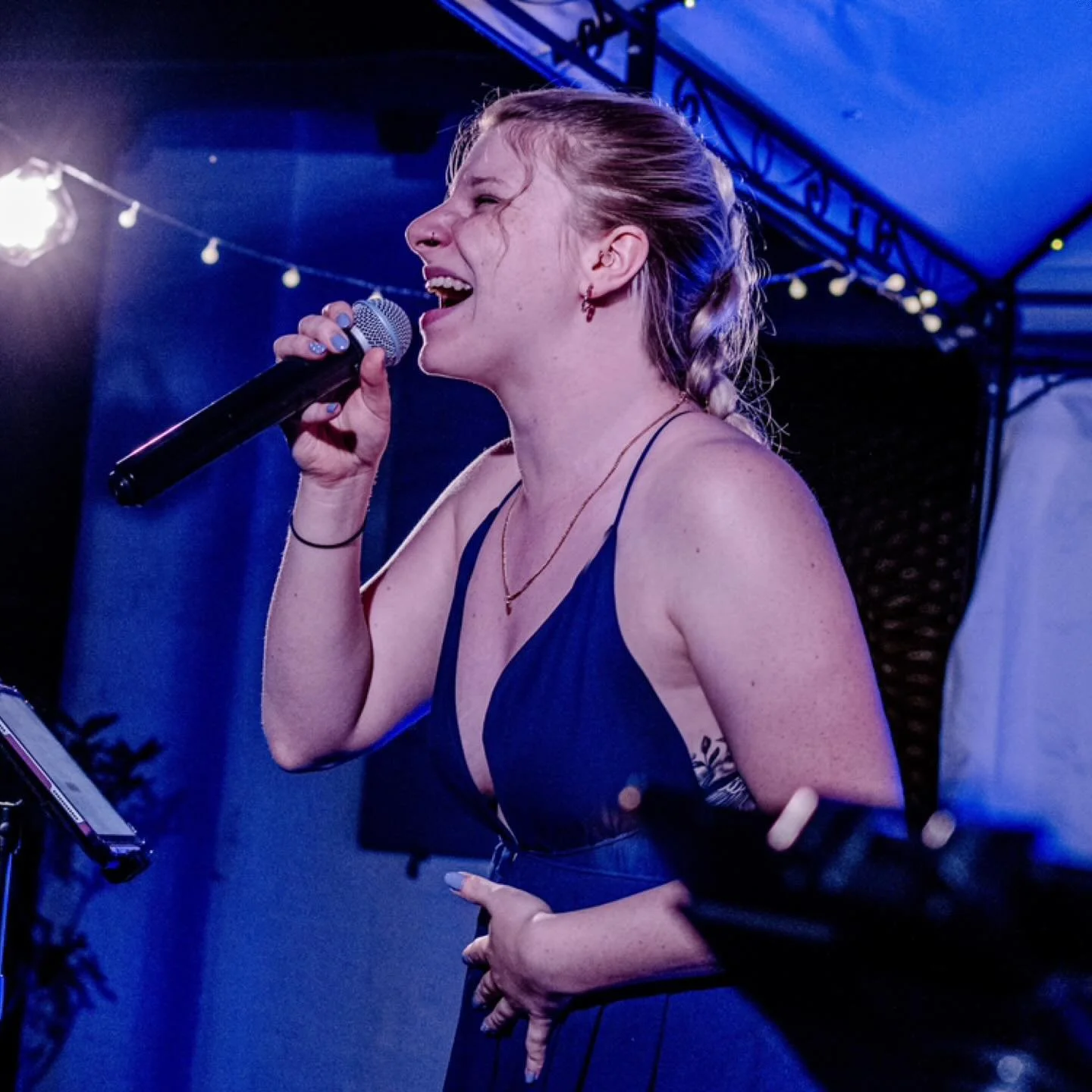 🎤🎹 Introducing Chiara &ndash; unsere S&auml;ngerin mit Herz und Seele!✨

Chiara geh&ouml;rt mit zu den ersten Mitglieder der Band. Mit ihrer kraftvollen und gleichzeitig sanften Stimme fesselt sie das Publikum. Auch das Klavier ist ein gro&szlig;er