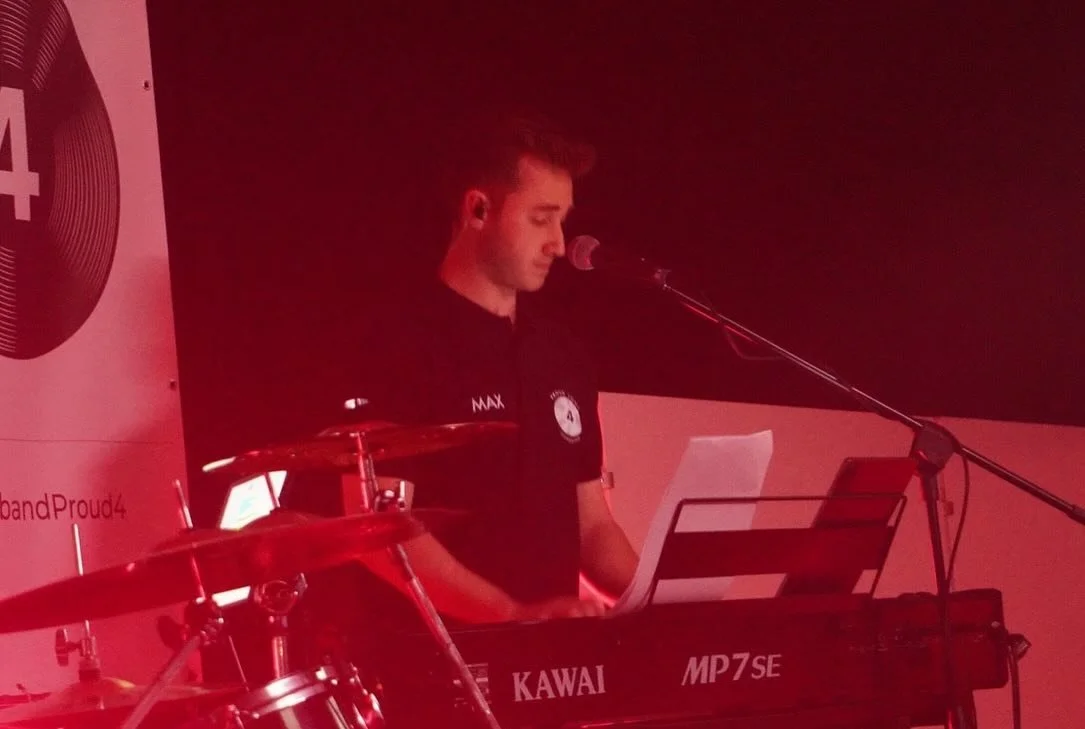 🎹✨ Meet Max, our piano maestro! 🎹✨
Max verzaubert uns seit diesem Jahr mit seinem beeindruckenden Klavierspiel und gibt unseren Songs das gewisse Etwas. Mehr Groove und so richtig viel F&uuml;lle. Seine Leidenschaft und Kreativit&auml;t am Piano la