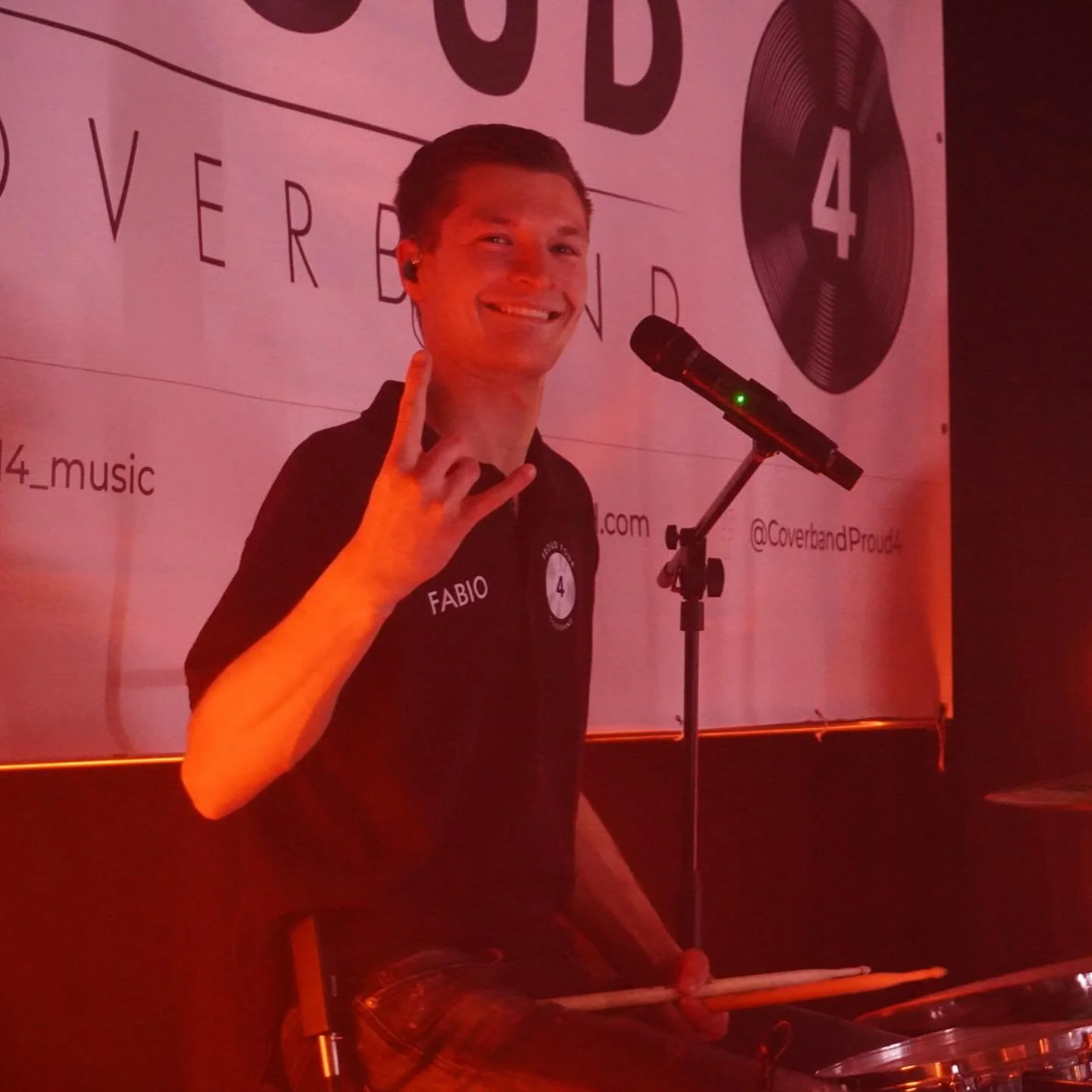 🥁🔥 Meet Fabio, our groove and rock master on the drums! 🔥🥁

Mit seiner Energie und seinem unverwechselbaren Rhythmus gibt Fabio den Takt f&uuml;r unsere Band schon seit 2019 vor. Er bringt nicht nur die Drumsticks zum Gl&uuml;hen, sondern sorgt a