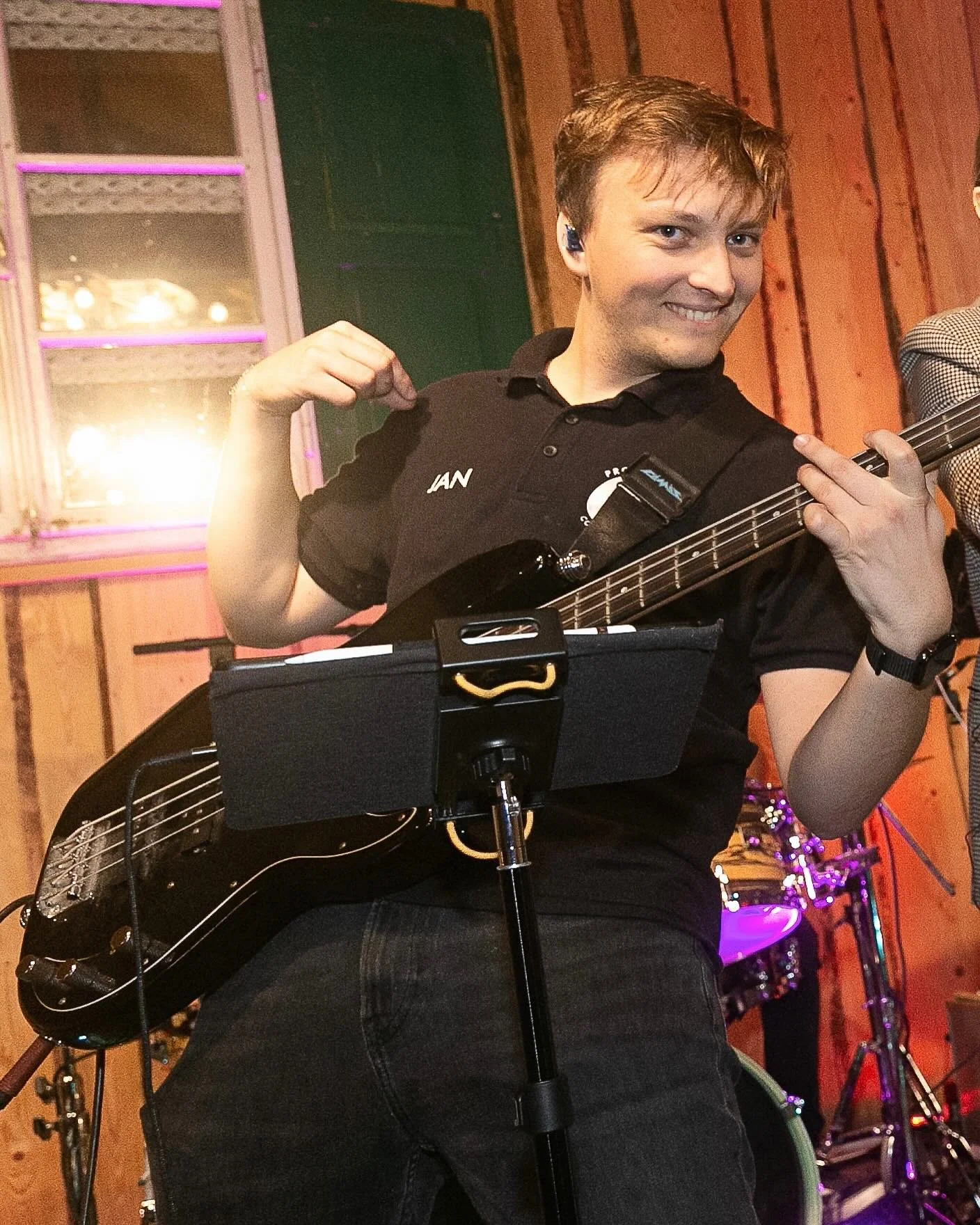 🎸🎵 It&lsquo;s all about the Bass - Jan the Allrounder 🎵🎸

Seit Ende 2019 sorgt Jan mit seinem Bassspiel f&uuml;r die perfekte Tiefe in unserem Sound. Mit groovigen Basslines bringt er das Publikum zum Beben. Durch sein urspr&uuml;nglich gelerntes
