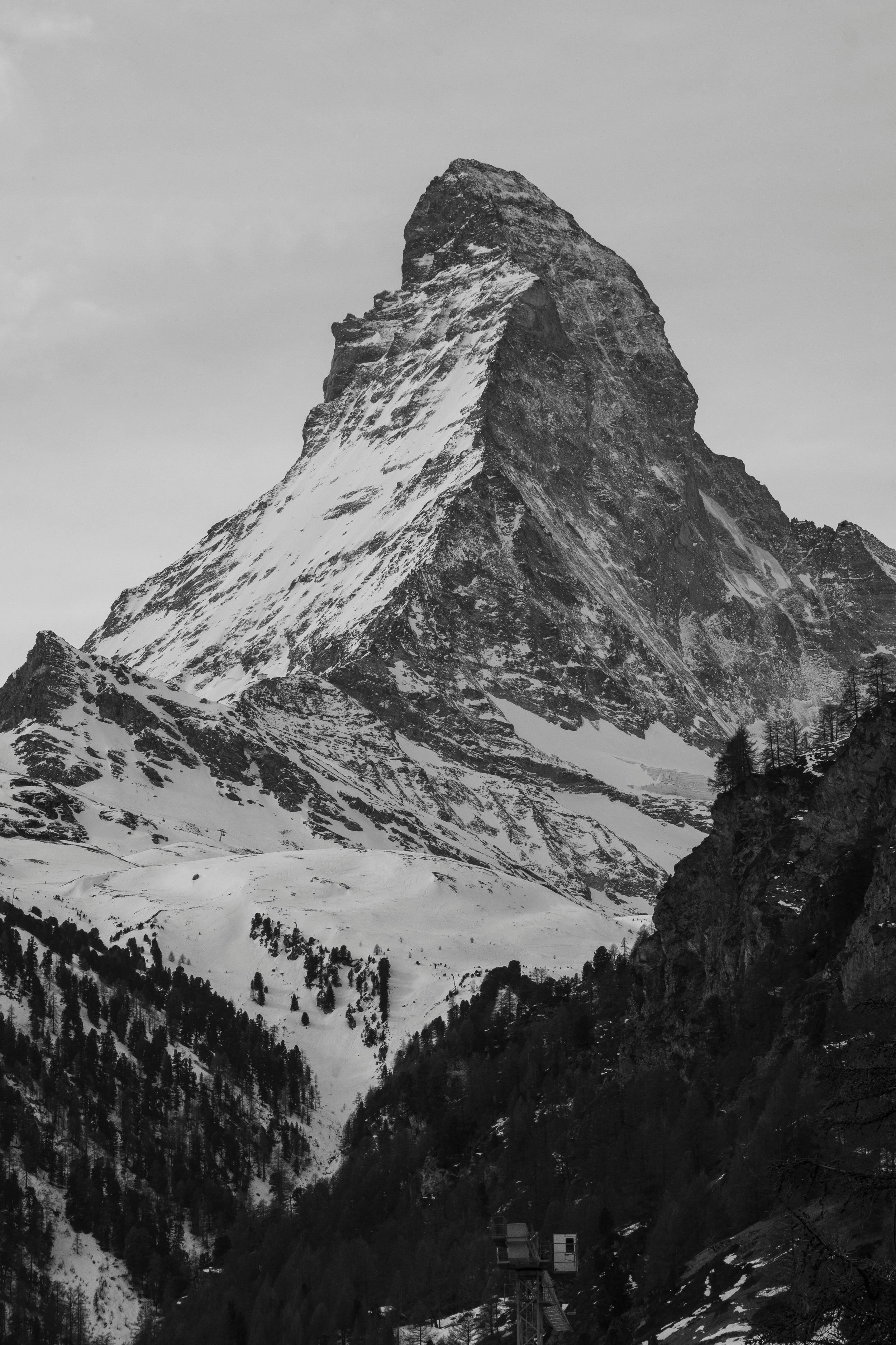 Schneebedeckte Berge und Tannenbäume in einer winterlichen Landschaft