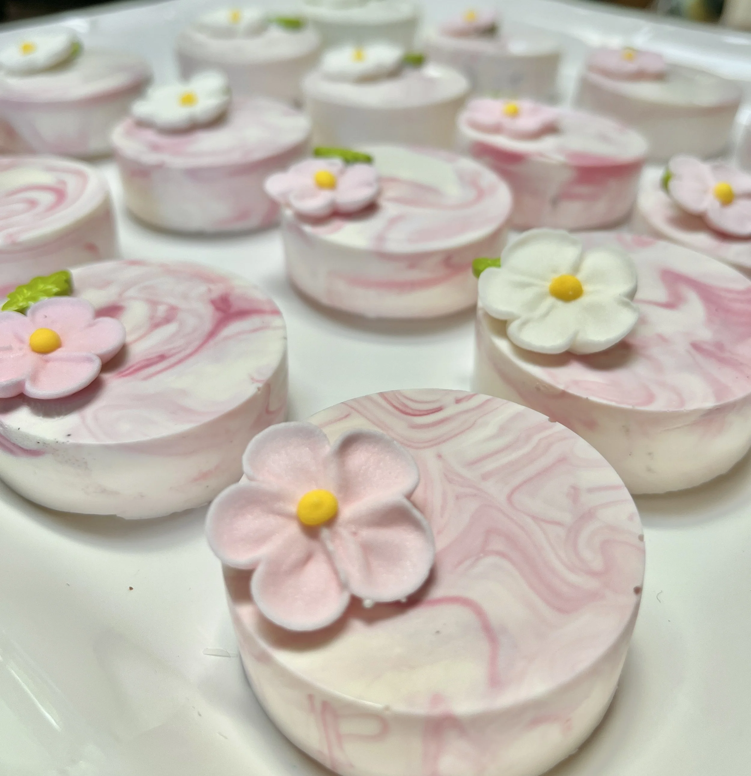 Custom flower pink/white Oreo