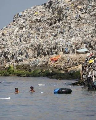 http-s1.ibtimes.com-sites-www.ibtimes.com-files-styles-v2_article_large-public-2012-04-27-268145-ocean-garbage-1.jpg
