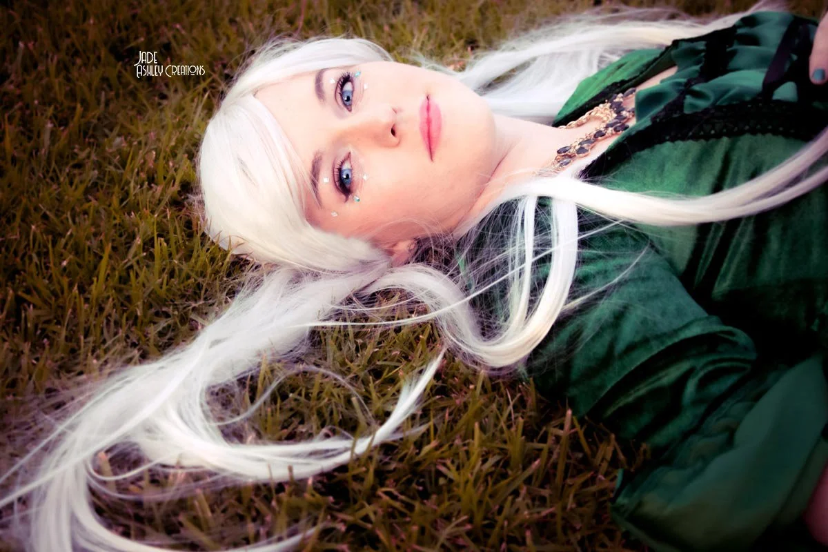 woman wearing a white wig with Renaissance Dress