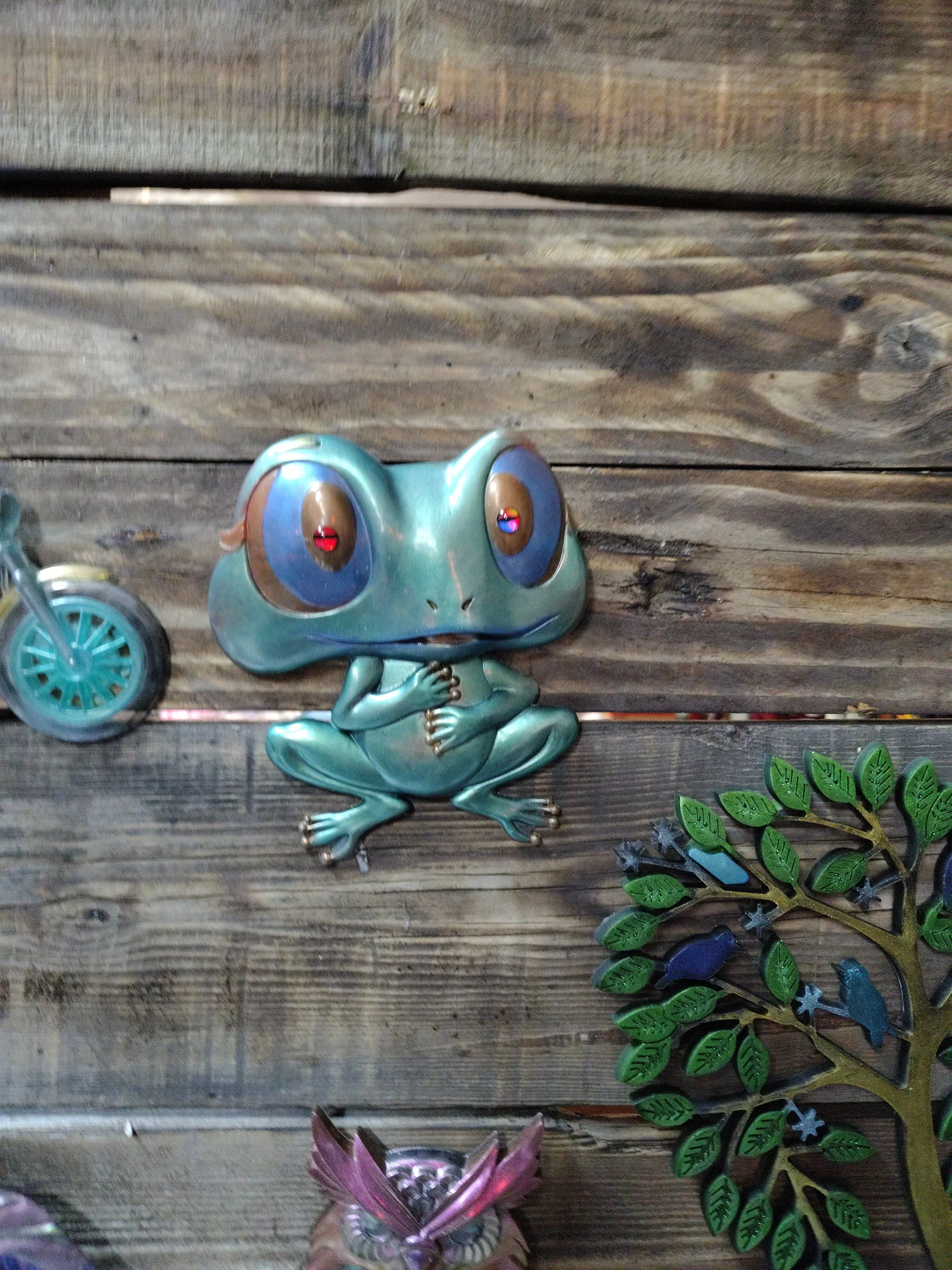 frog wall hangs