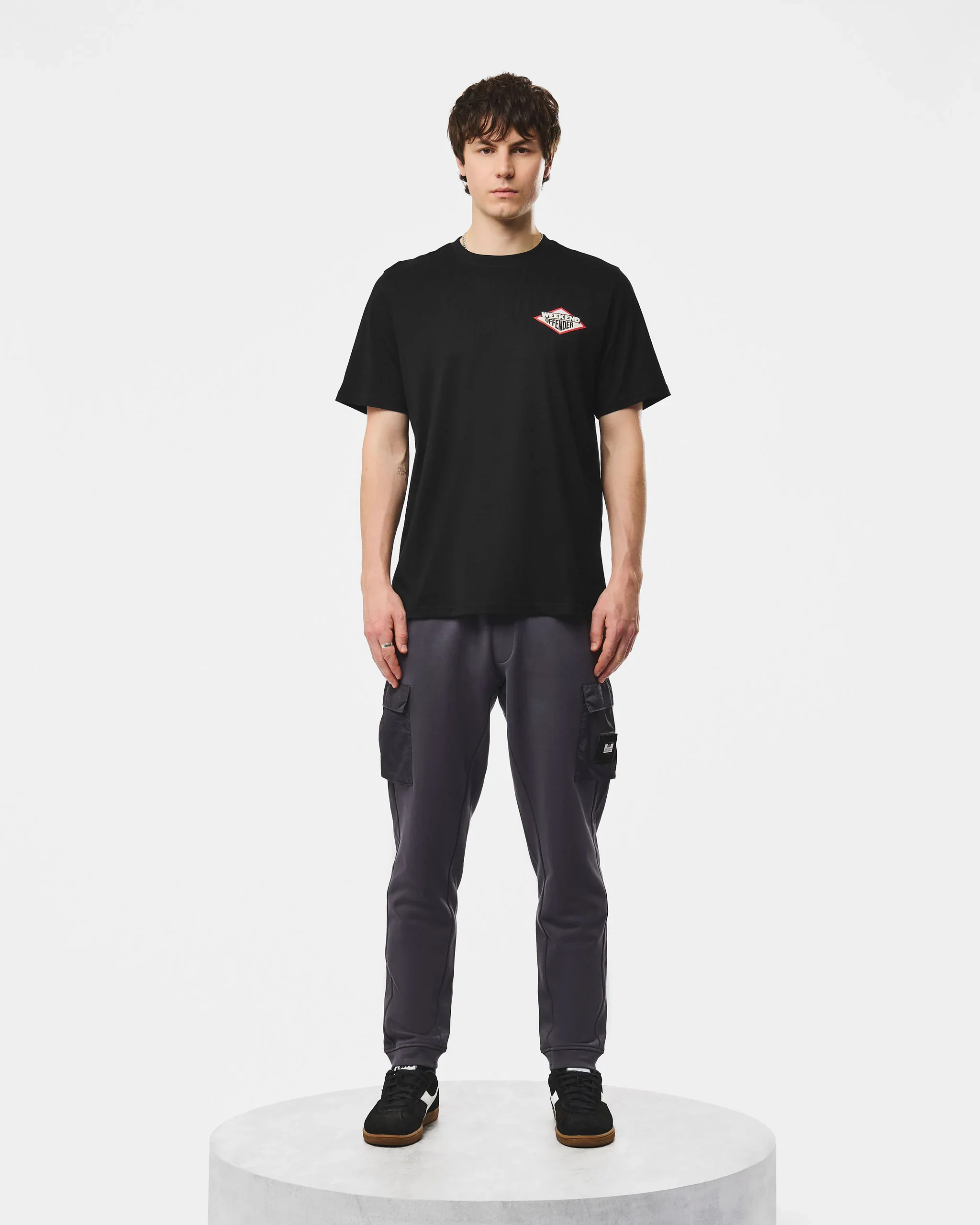 PT3B08_BROOKLYN_BLACK_MODELLEAD.jpg.webp
