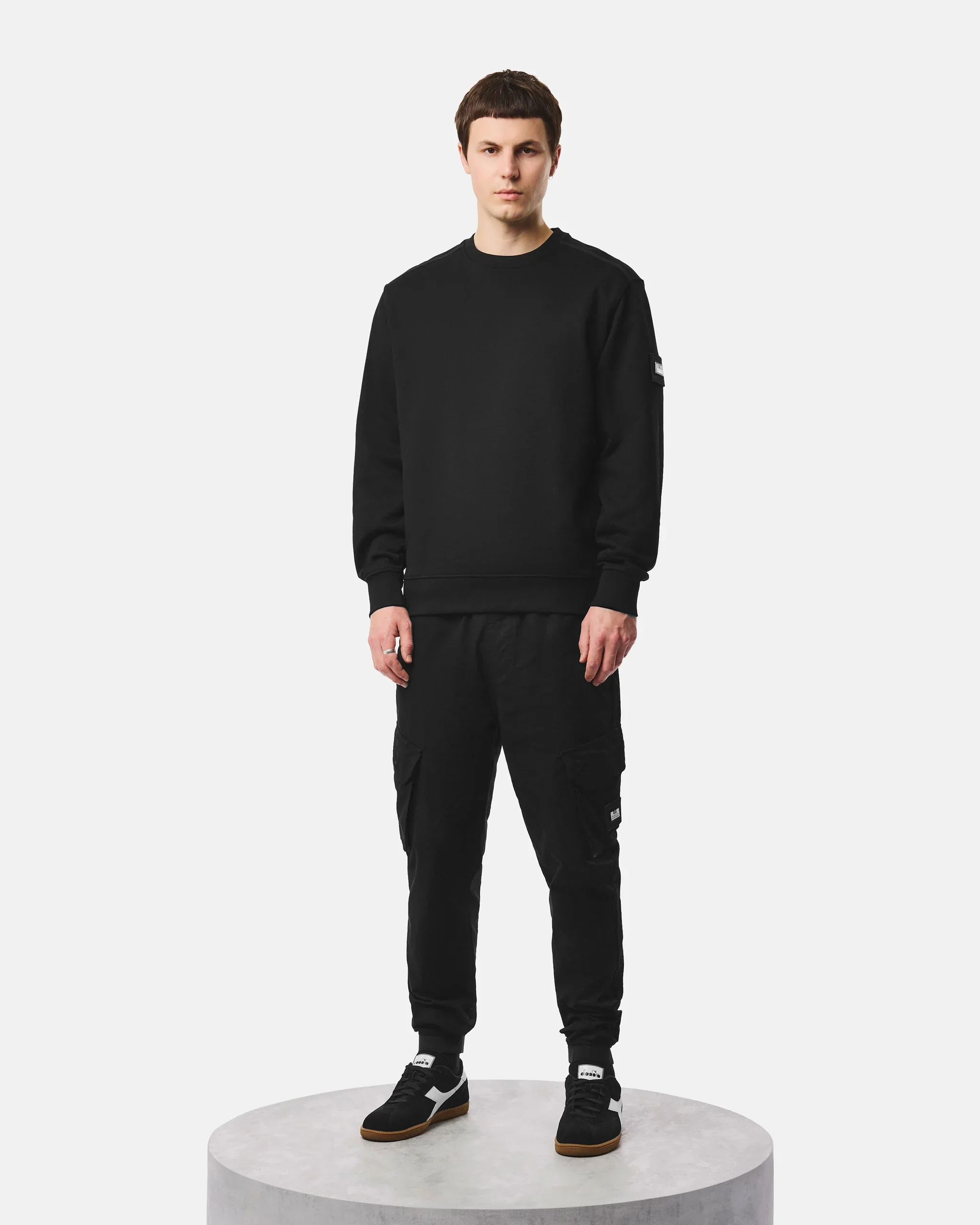 SW3B18_THUNDER_BLACK_MODELLEAD.jpg.webp