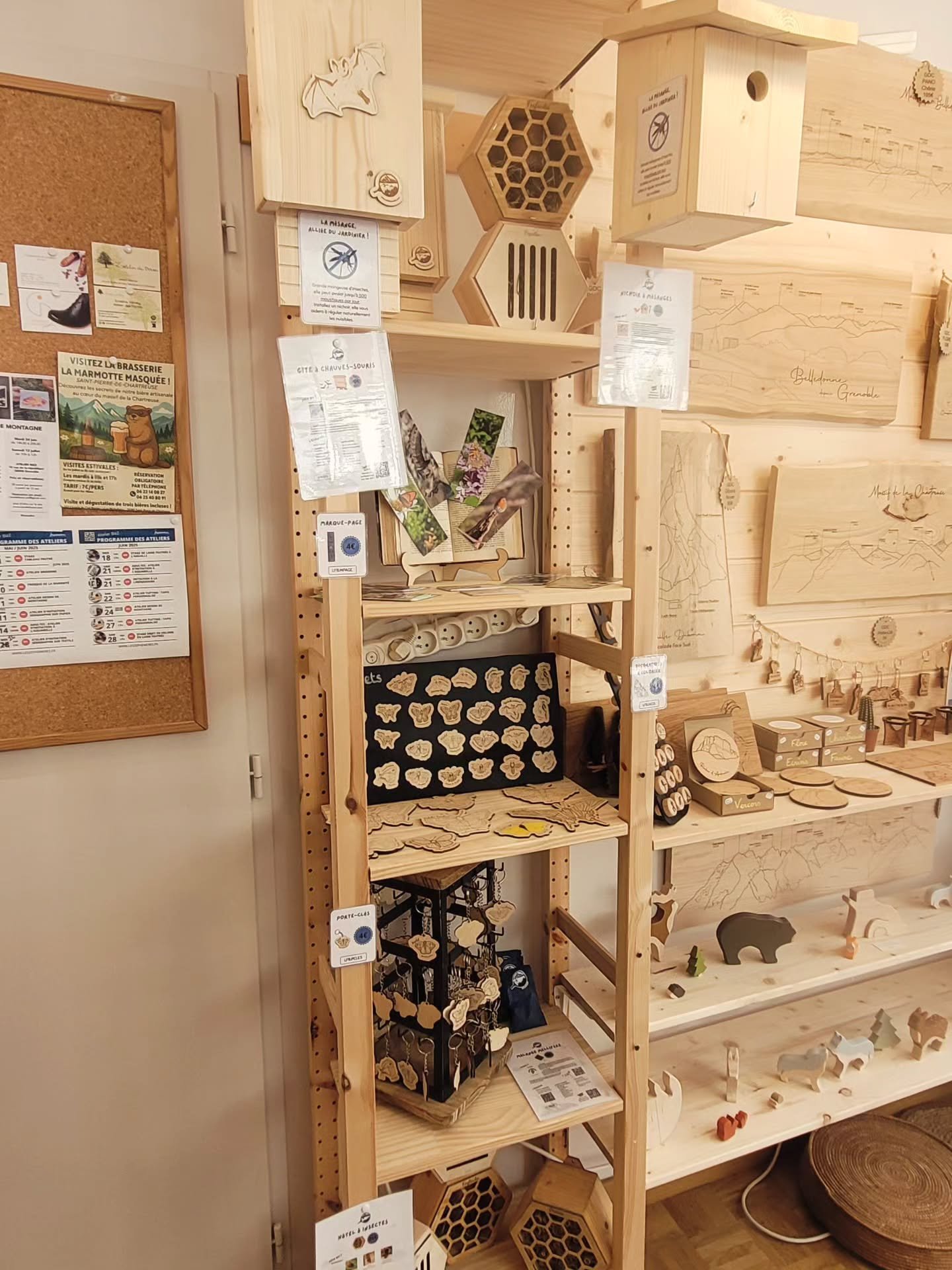 GRANDE NOUVELLE !
J'ai un stand &agrave; la boutique @les_zephemeres &agrave; Grenoble ! 🥳 Merci &agrave; eux de m'accueillir 🫶
Jusqu'&agrave; fin ao&ucirc;t, vous pourrez y retrouver mes NICHOIRS et G&Icirc;TES &Agrave;CHAUVE-SOURIS (solution natu