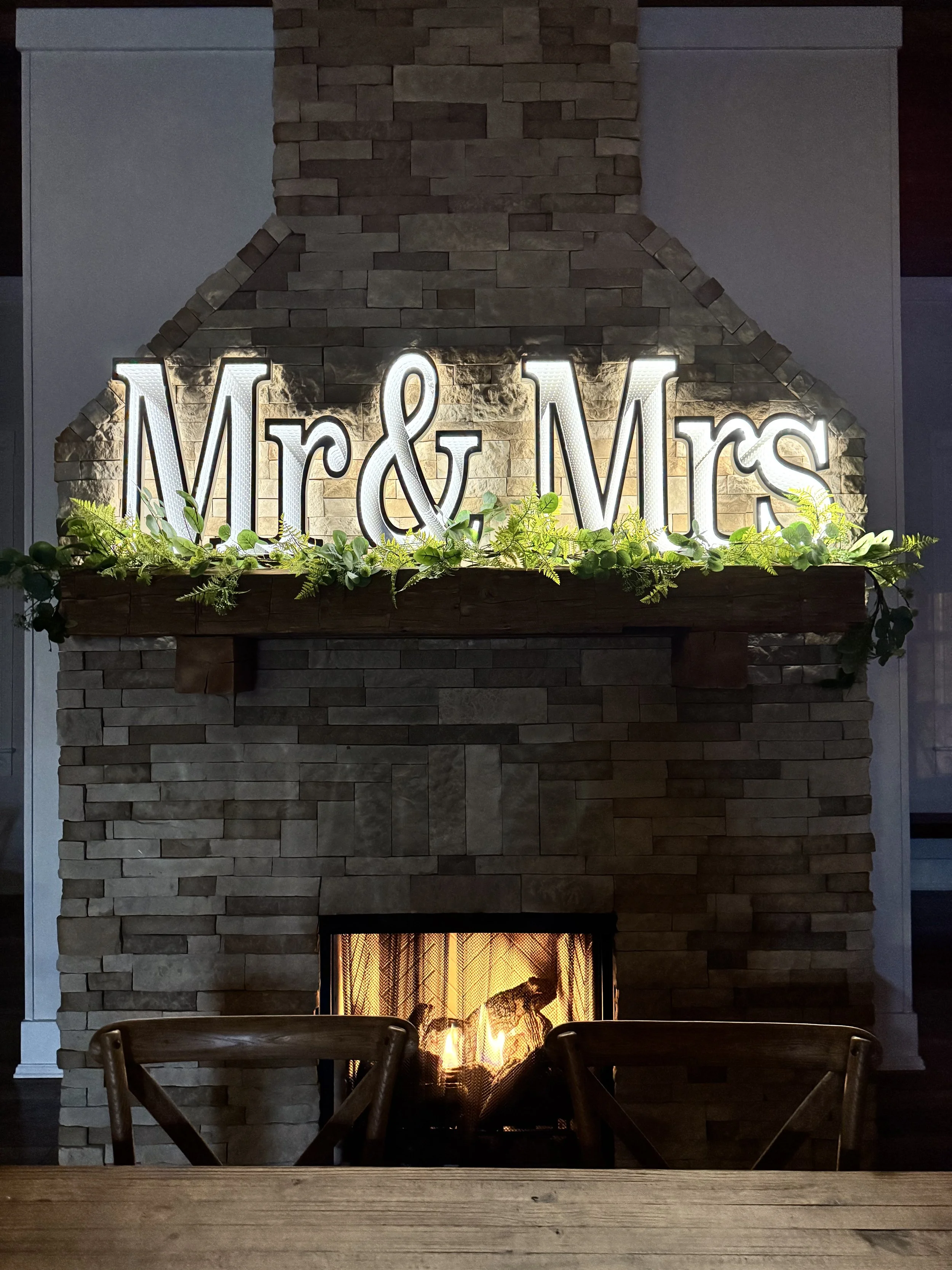 LED “Mr &amp; Mrs” Sign